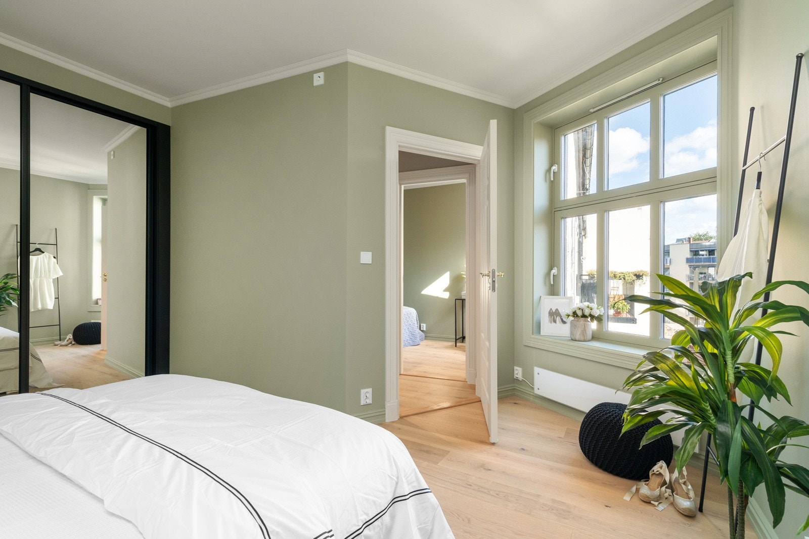 Hovedsoverom er holdt i moderne farge som står i stil med resten av leiligheten. Galleribilde