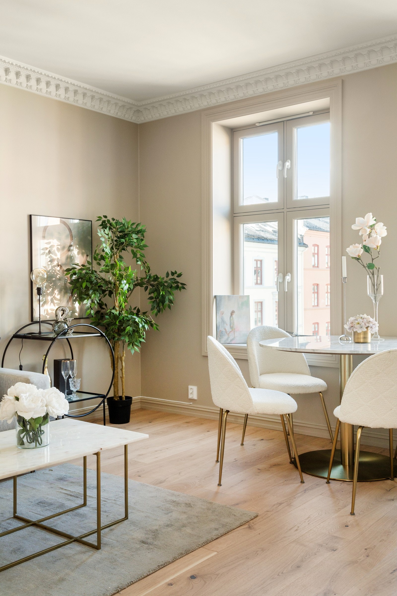 Hele leiligheten er malt i tidsriktige og delikate fargetoner, hvilket gjør det enkelt å innrede til enhver smak. Galleribilde