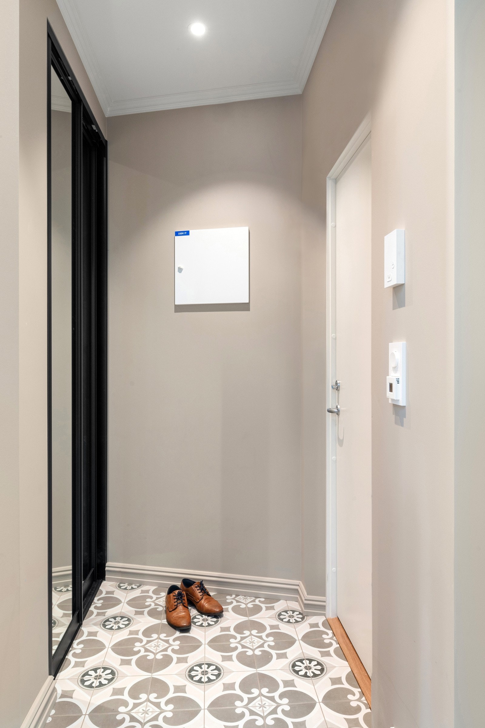 Entréen er tiltalende, med plass til oppbevaring av sko og yttertøy i plassbygget skyvedørsgarderobe. Galleribilde