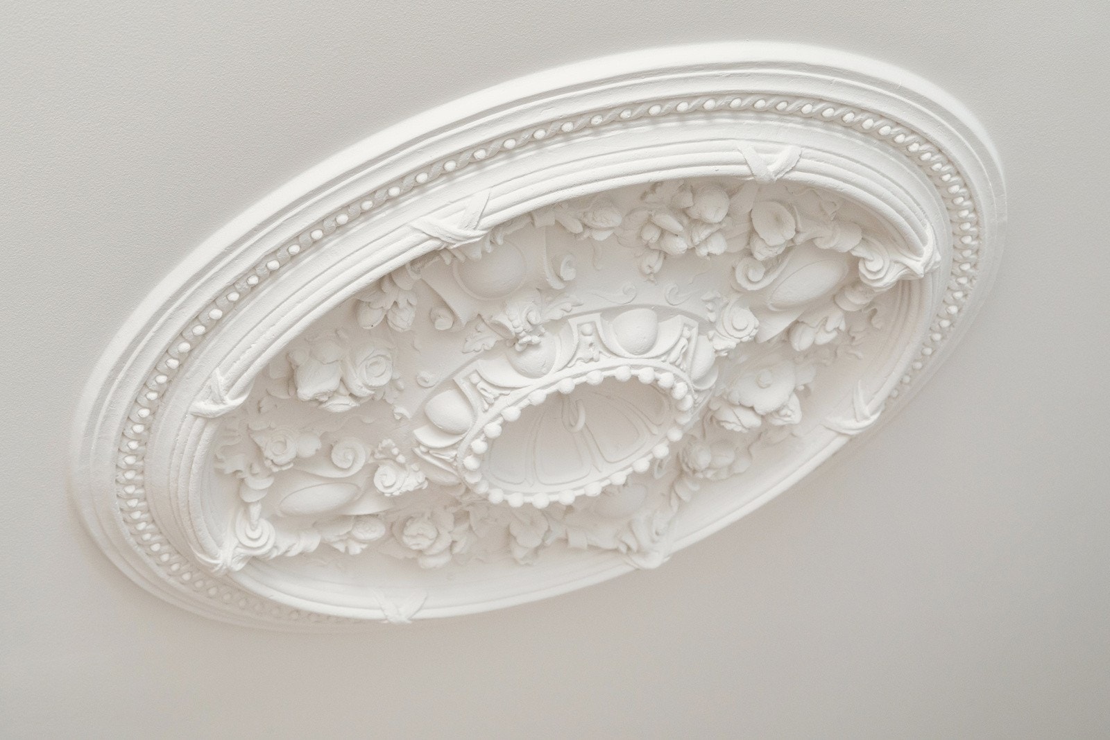 Klassiske detaljer som generøs takhøyde, rosett og stukkatur. Galleribilde