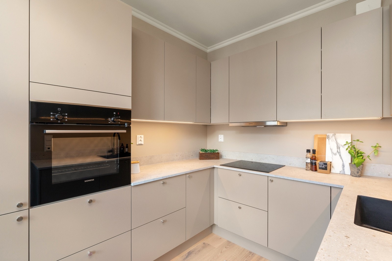 Nytt og moderne HTH kjøkkeninnredning med integrerte hvitevarer (Siemens). Galleribilde