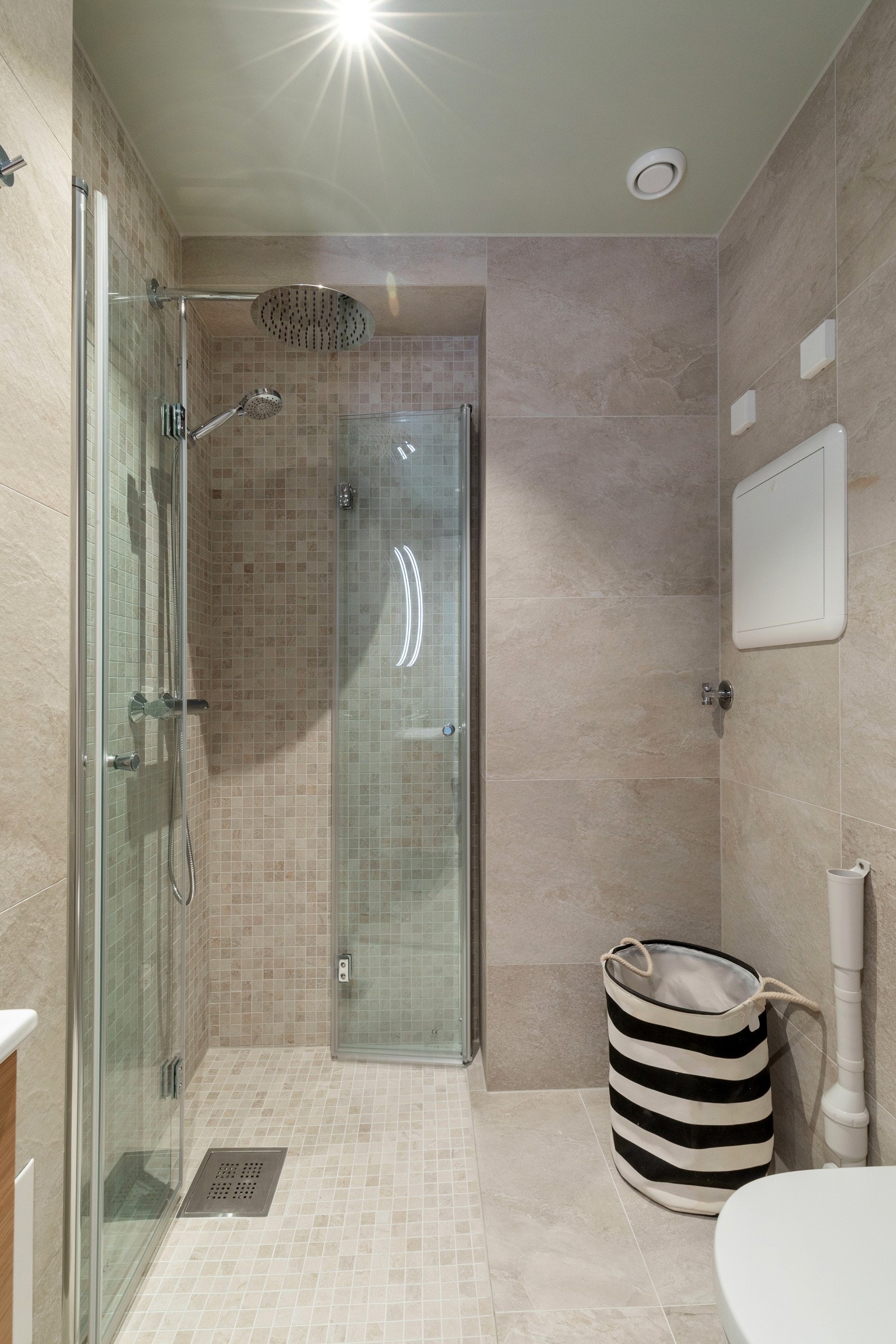 Dusjsone med regnfallsdusj som gir deg den deilige spafølelsen. Galleribilde