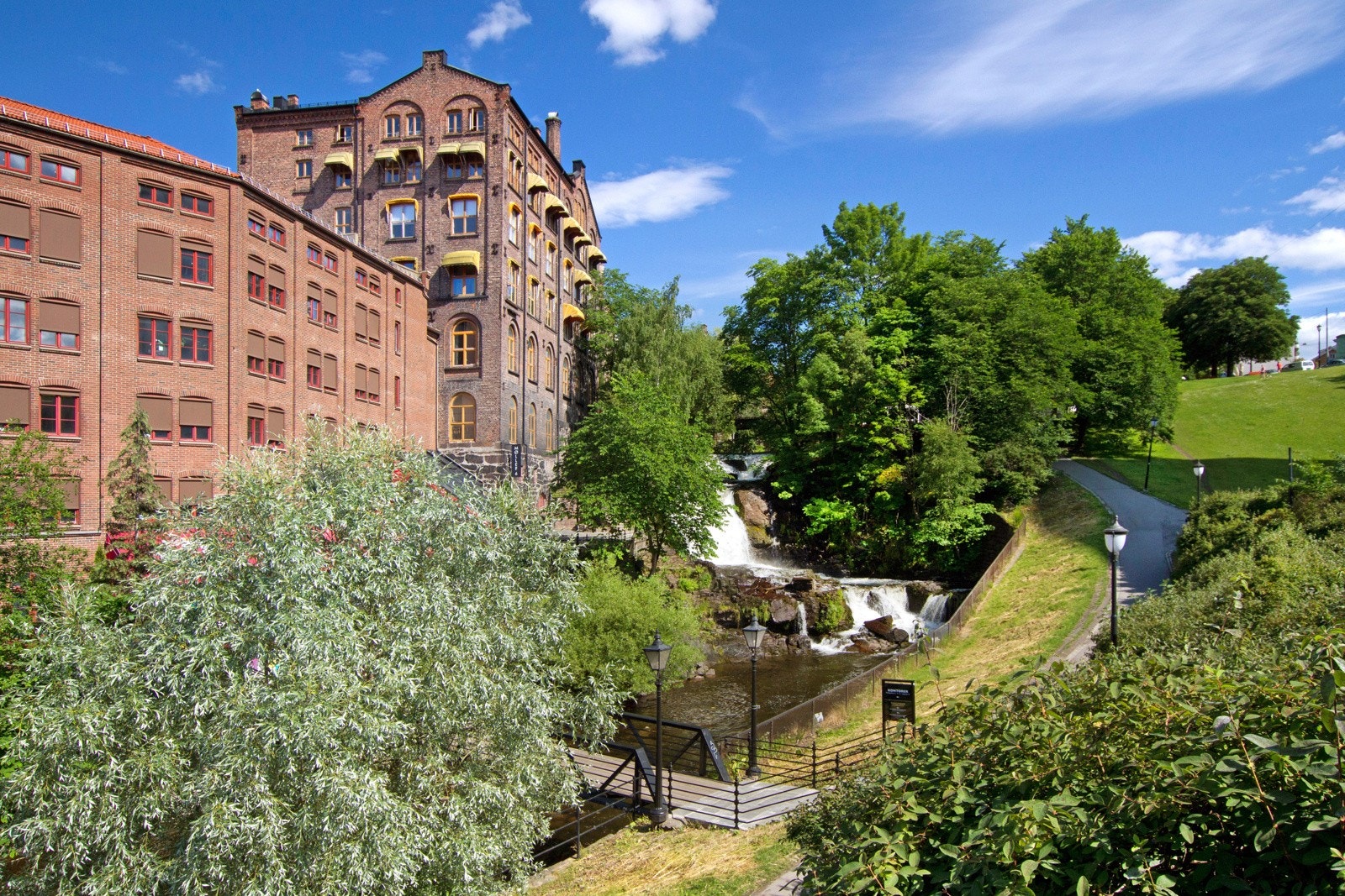 Fantastiske turmuligheter langs Akerselva, og her går det hyggelig tursti langs elvebredden, fra sentrum i sør til Maridalen/Nordmarka i nord Galleribilde