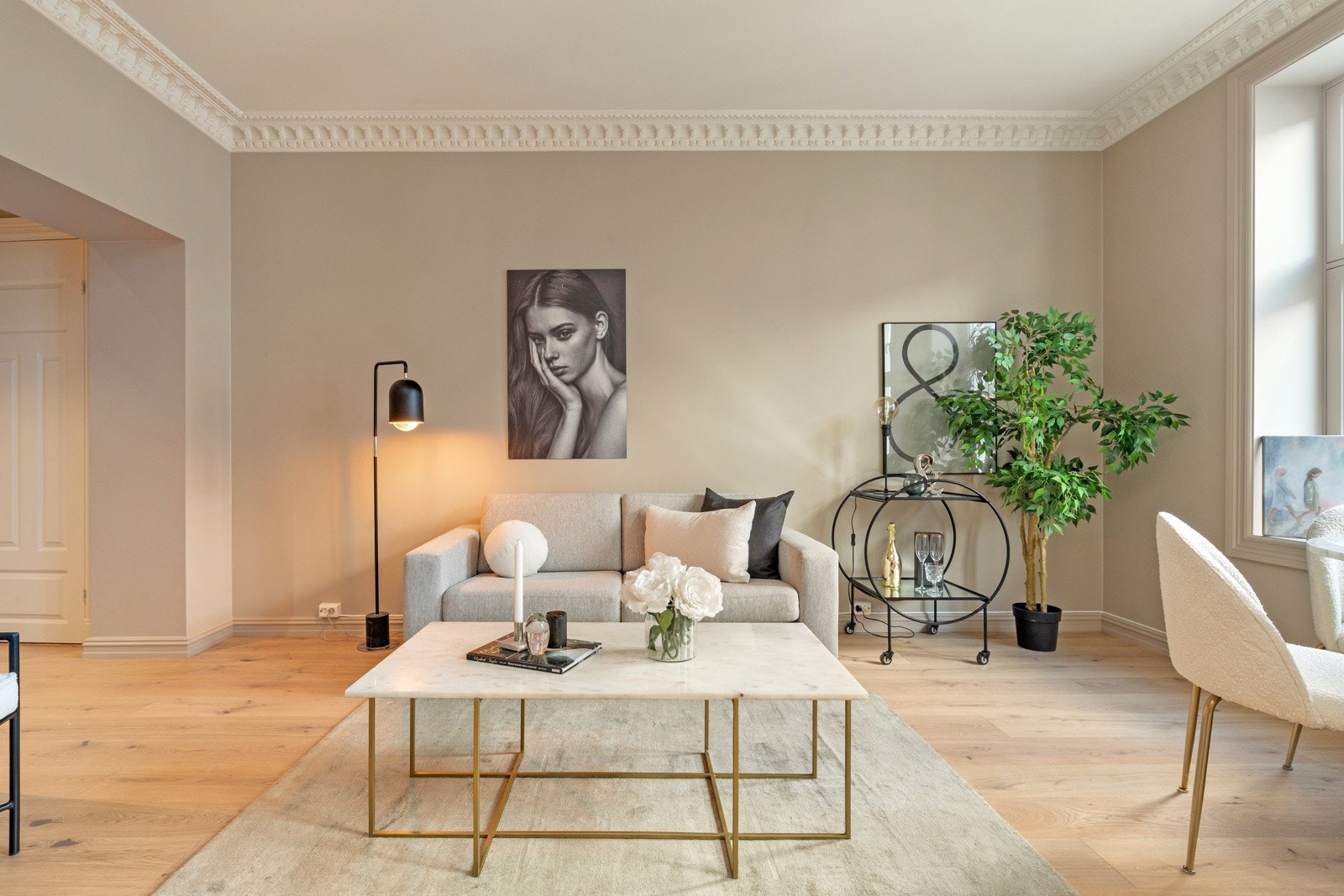 Tiltalende stue med god plass til sofagruppe, spisegruppe og TV- løsning. Galleribilde