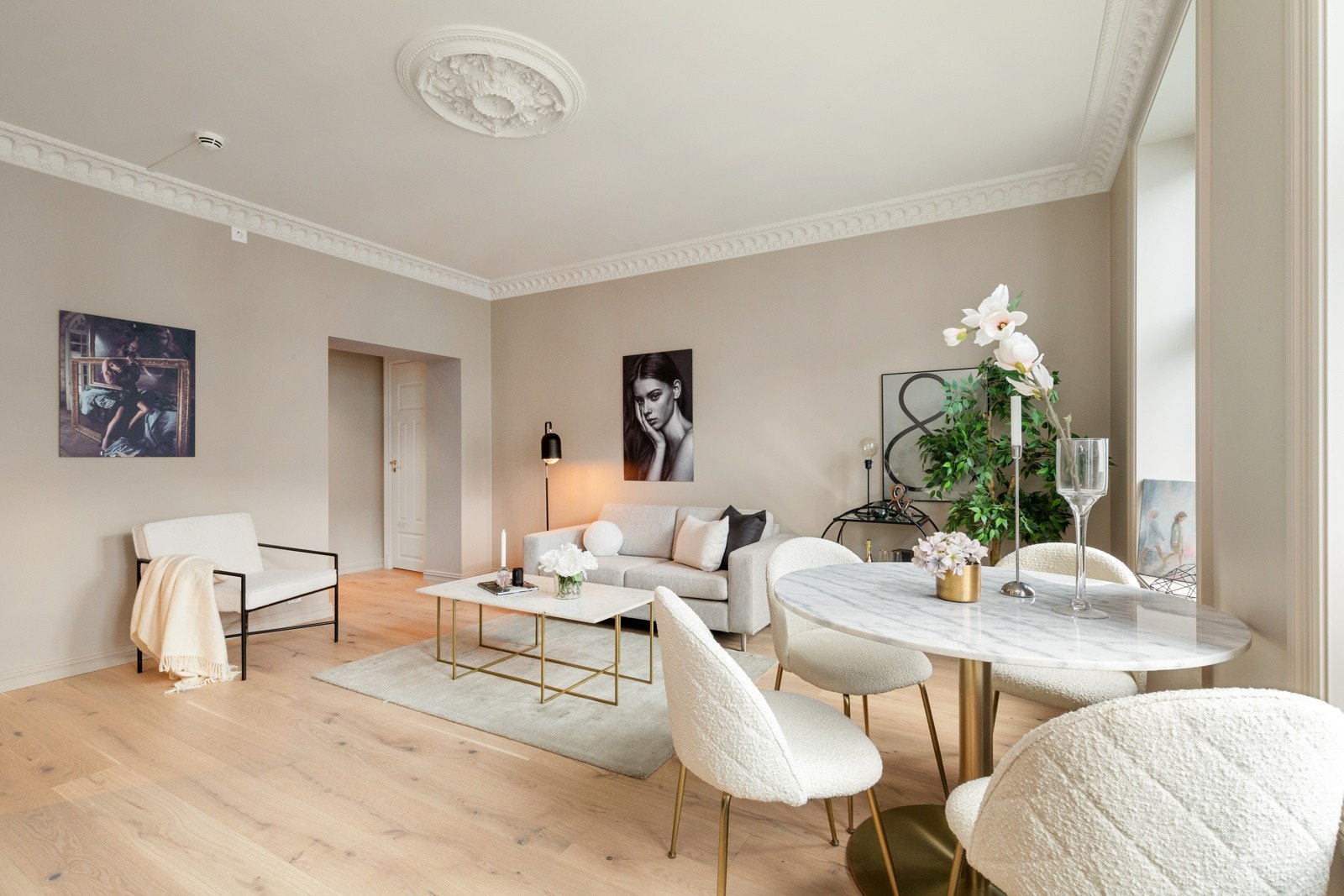 Stuen fremstår lys, luftig og tidsmessig utført. Galleribilde