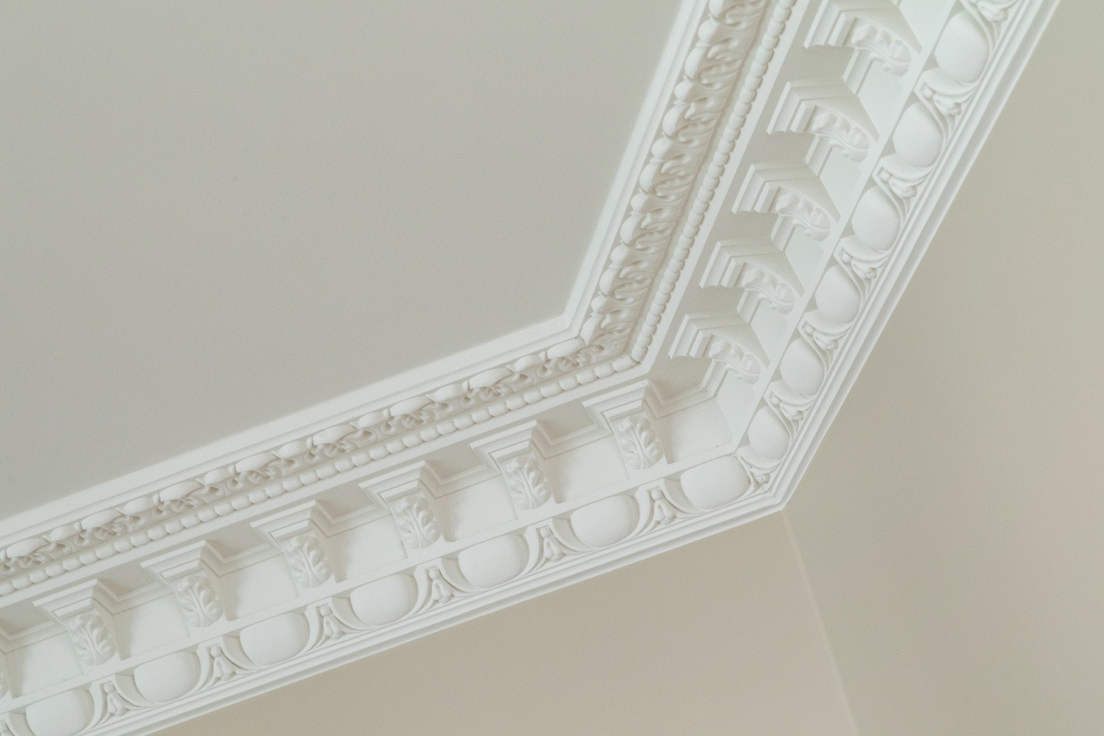 Klassiske detaljer som generøs takhøyde, rosett og stukkatur. Galleribilde