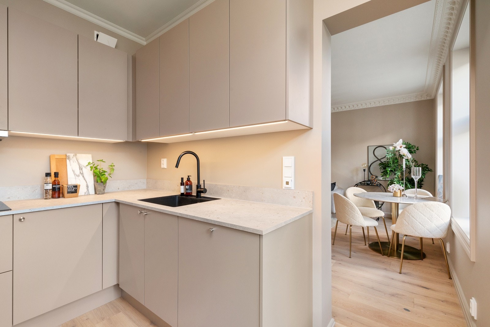 Perfekt avstand fra arbeidsbenk til spisebord, enkelt å holde kontakt med gjester mens du kokkelerer. Galleribilde