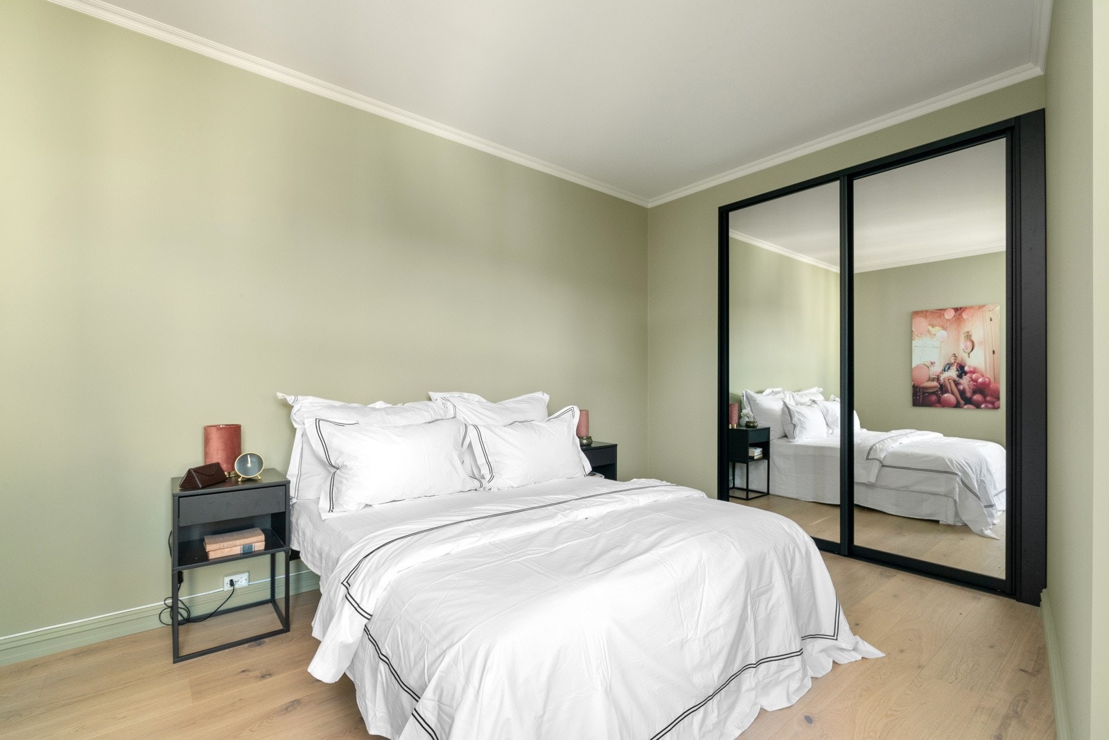 Det er god plass til dobbeltseng, nattbord og rikelig med oppbevaringsplass i plassbygget skyvedørsgarderobe. Galleribilde