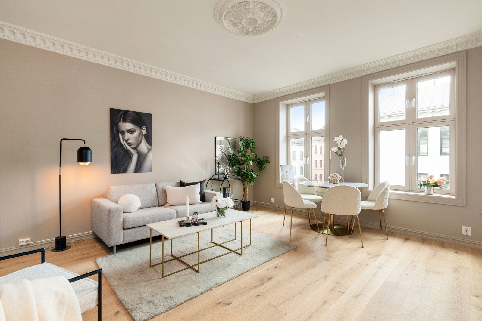 Generøse vindusflater som slipper inn godt med naturlig lys. Galleribilde