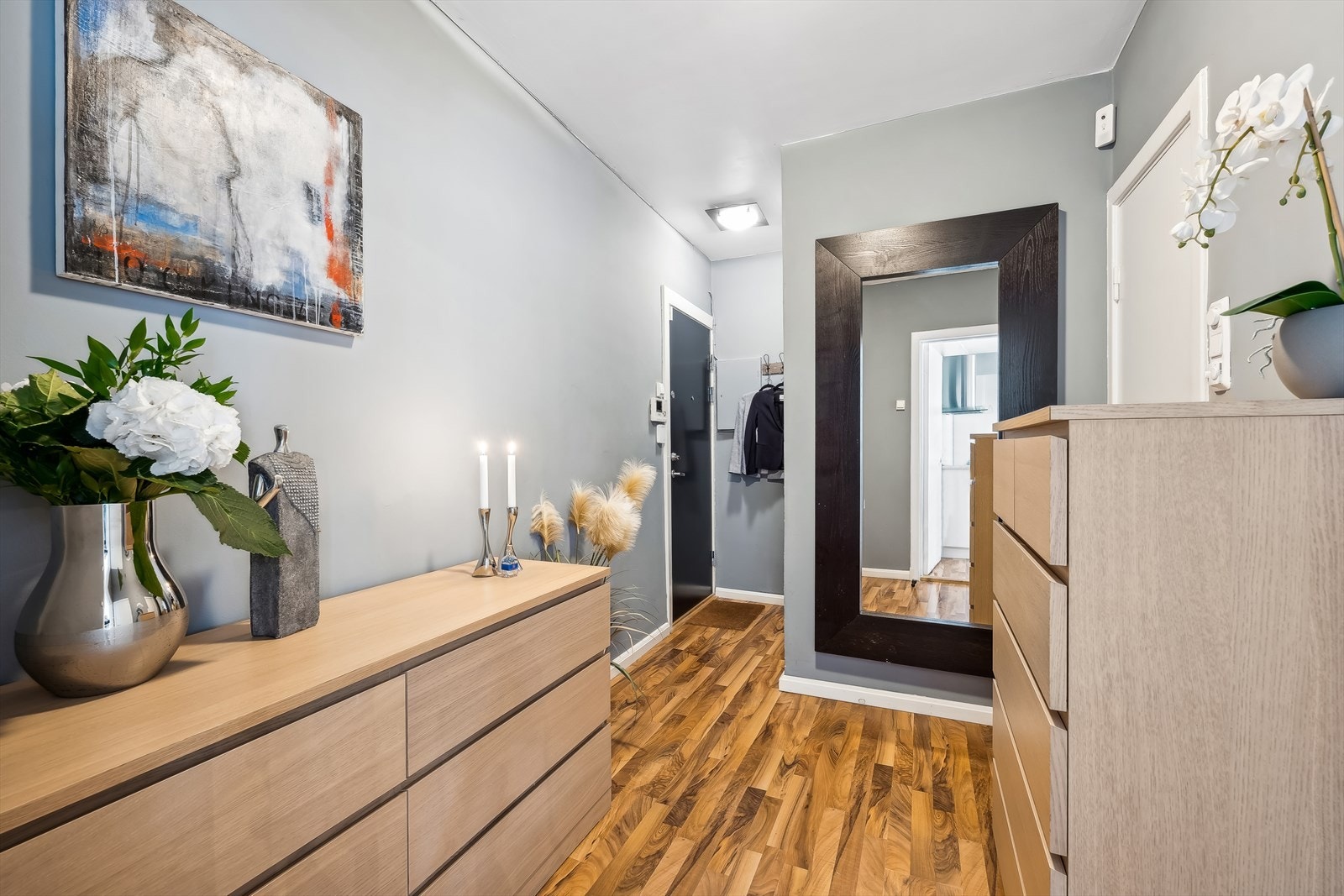 Romslig entré med med gode oppbevaringsmuligheter. Galleribilde
