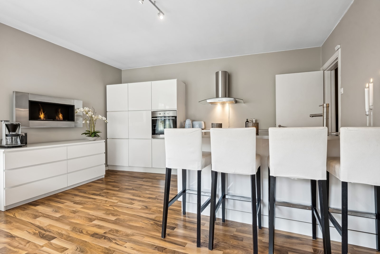 Kjøkkeninnredning bestående av bl.a. laminat benkeplate, integrert koketopp, stekeovn fra Miele, oppvaskmaskin fra Miele og kjøl-/fryseskap. Galleribilde