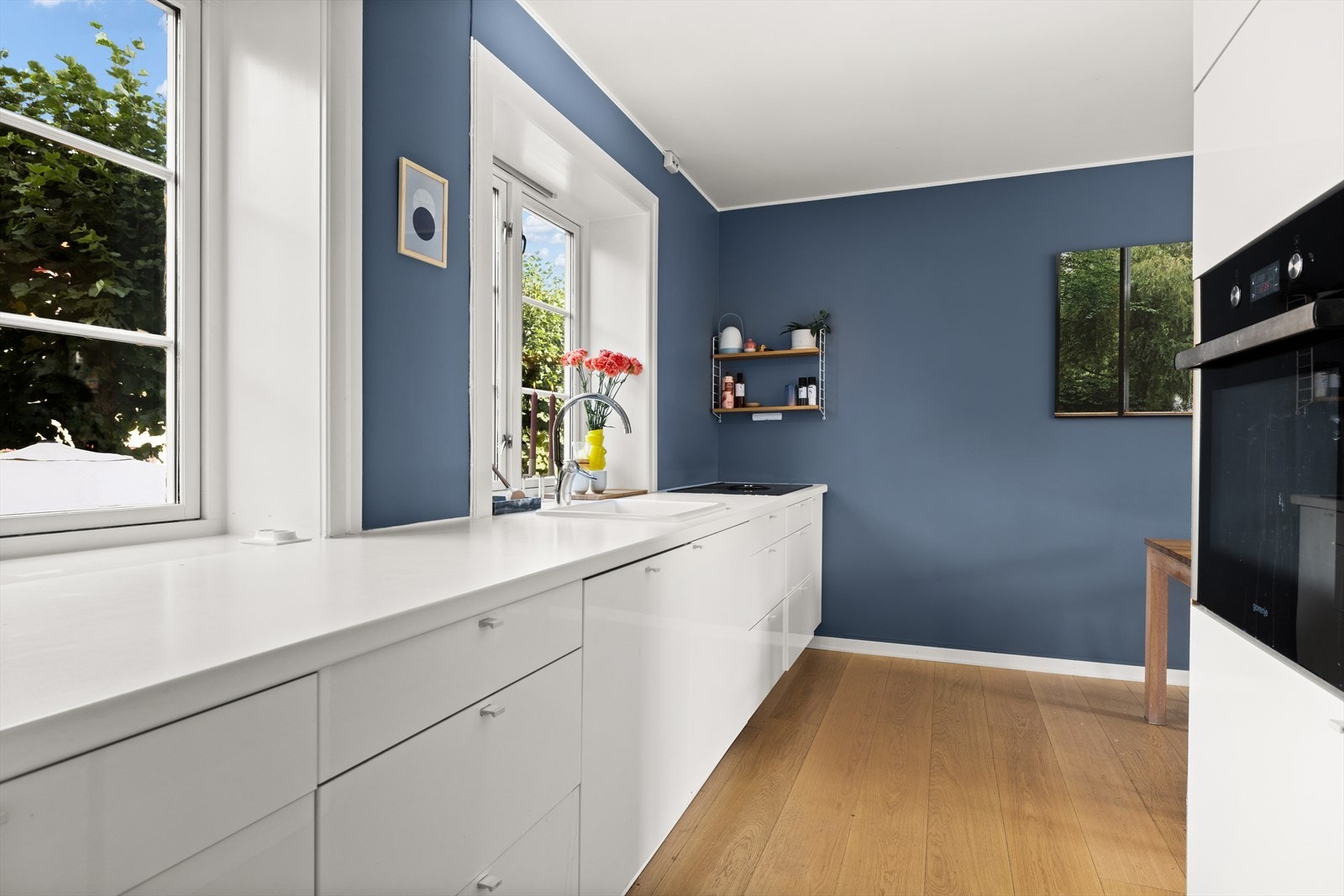 Kjøkkenet er lyst og innbydende med en stilren kjøkkeninnredning fra IKEA. Integrerte hvitevarerer bestående av oppvaskmaskin, stekeovn/koketopp, side by side kjøleskap/fryseskap. Det er også kullfilterventilator nedfelt i koketopp. Galleribilde