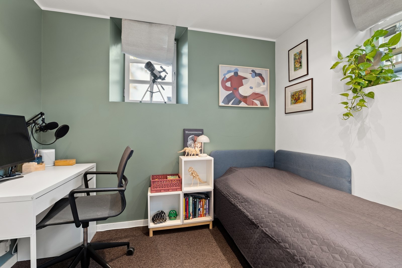 Soverom 2 har god plass til seng , garderobe samt annet ønsket møblement. Galleribilde