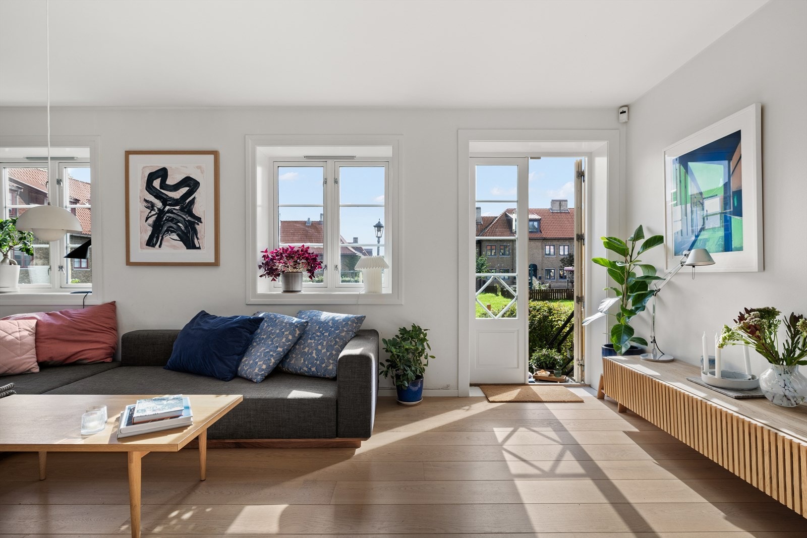 Stuen er av god størrelse med fin plass til sofagruppe, salongbord samt annet ønsket møblement. Galleribilde