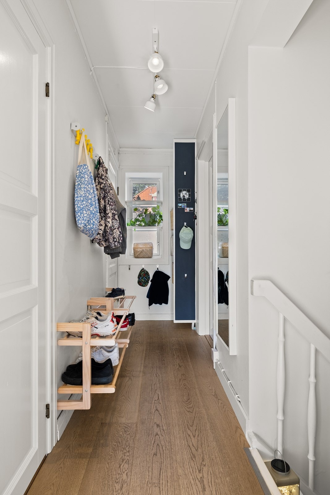 Pen og lys entré med plass til å henge fra seg ytterklær samt sette fra seg sko. Galleribilde