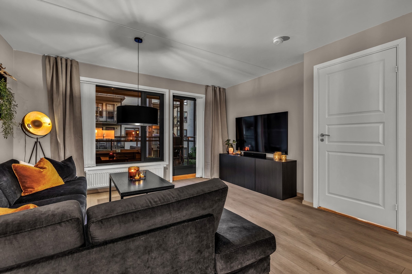 Leiligheten blir varmet opp med vannbåren varme via radiatorer Galleribilde