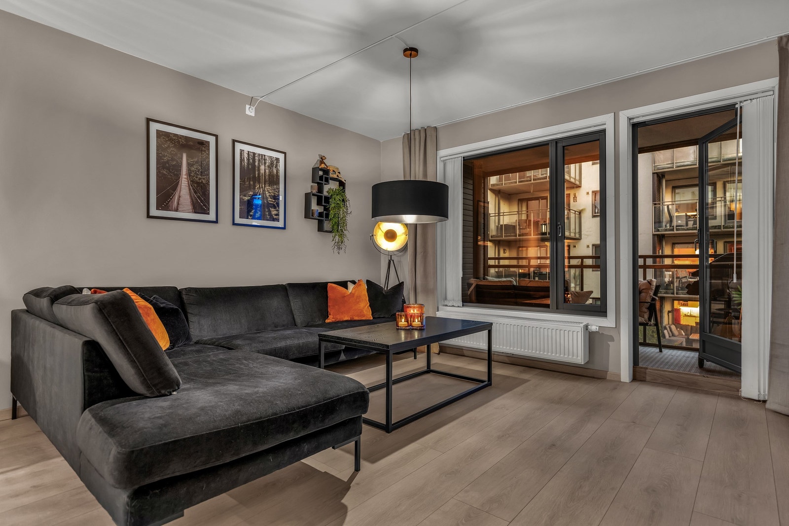 Stue med utgang til overbygget balkong Galleribilde