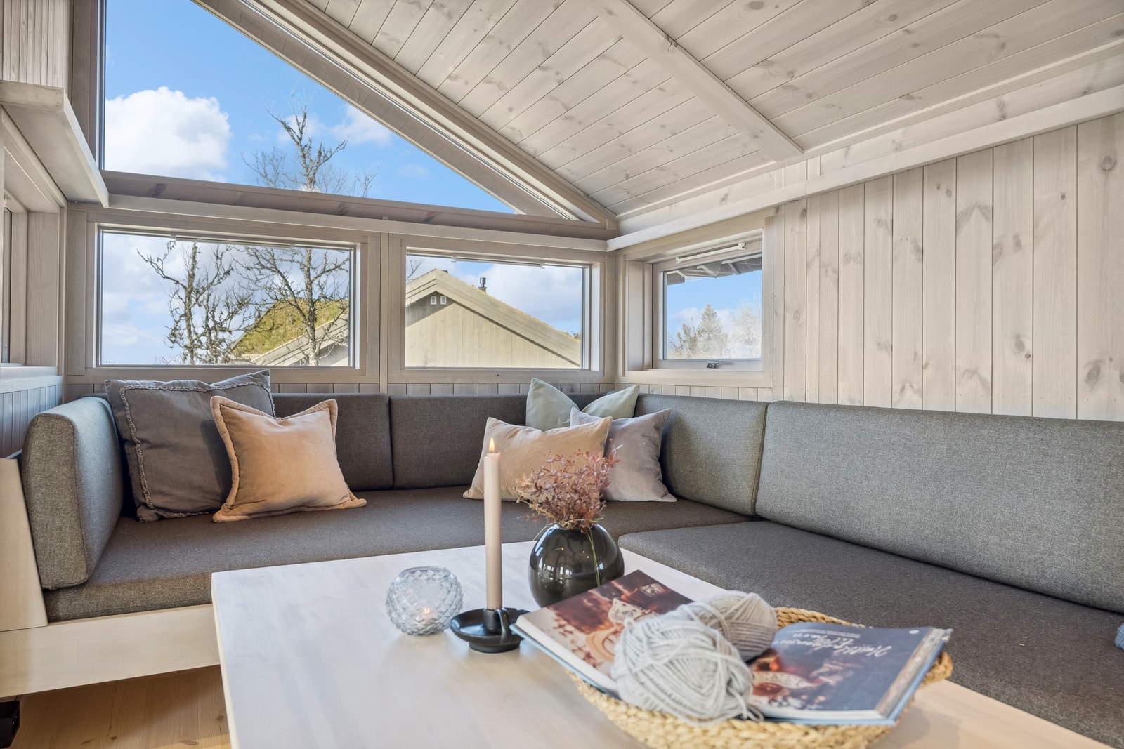 Plassbygd sofa med karnappsofa. Ekstra overnattingskapasitet.
Fint å strekke ut etter skituren. Galleribilde