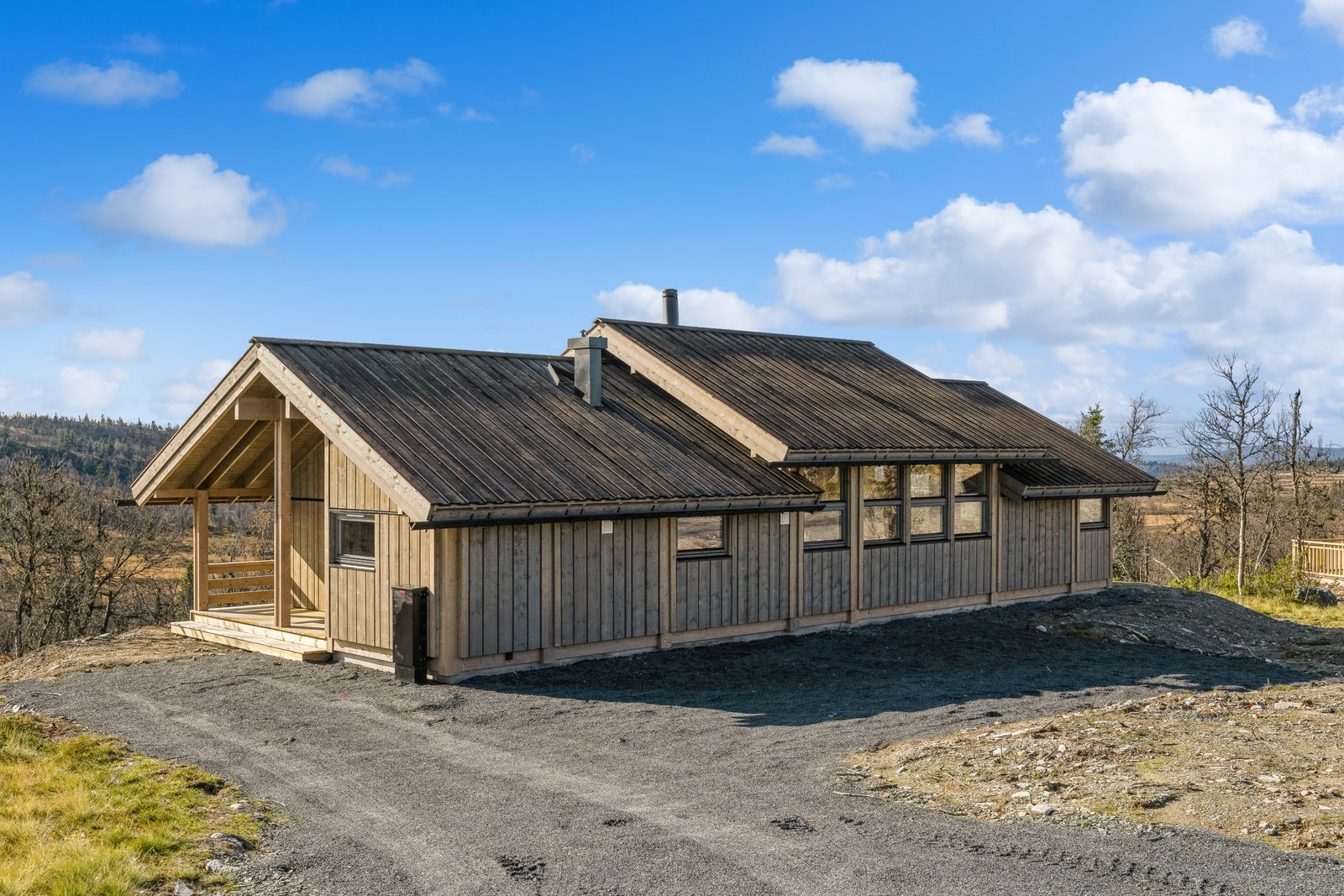 Inngangsparti mot øst. Ta morgenkaffen på trammen og planlegg turen til Spåtind. Galleribilde