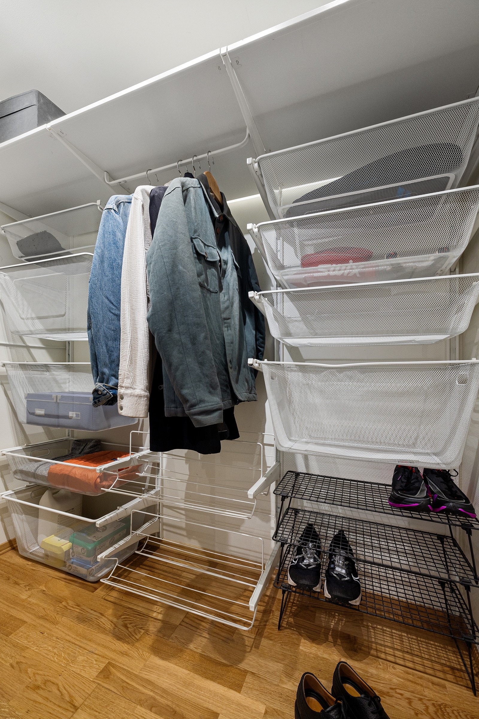 God plass til oppbevaring i plassbygd skyvedørsgarderobe med oppheng, skuffer og hyller. Galleribilde
