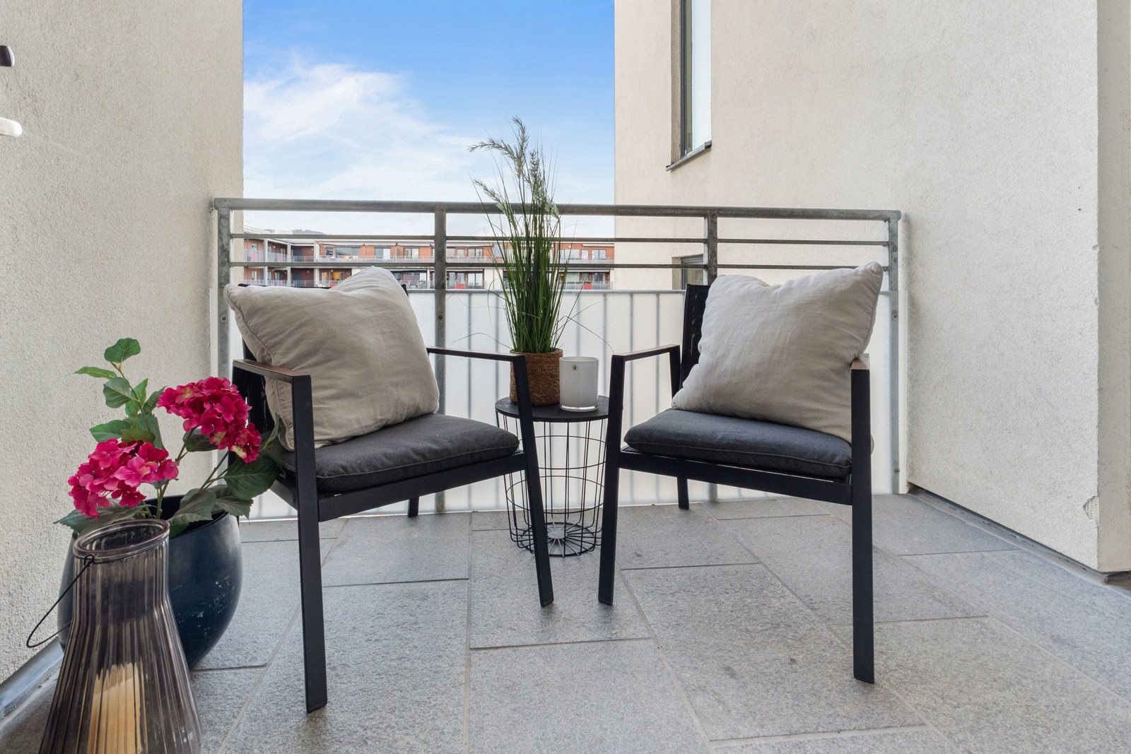 Endeleiligheten har egen privat svalgang, perfekt sted for barnevogn eller sykkel. Galleribilde