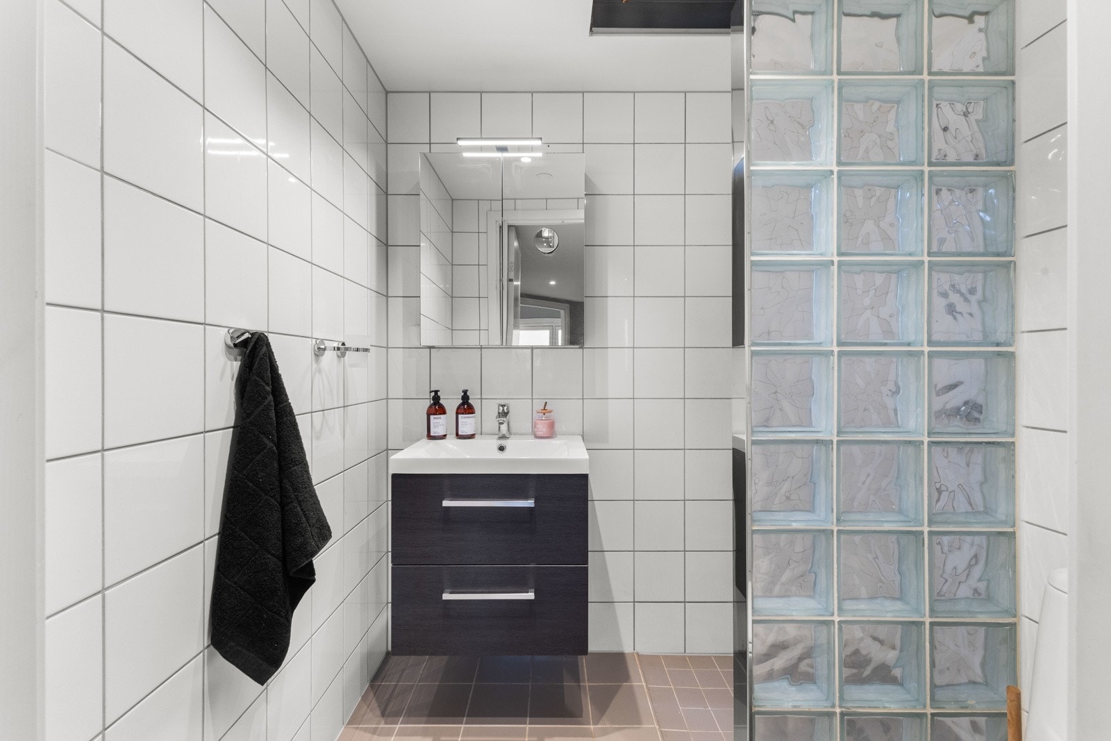 Badet i tilknytning til inngangspartiet er perfekt, lett adkomst fra soverom 2, samt praktisk for gjester. Galleribilde