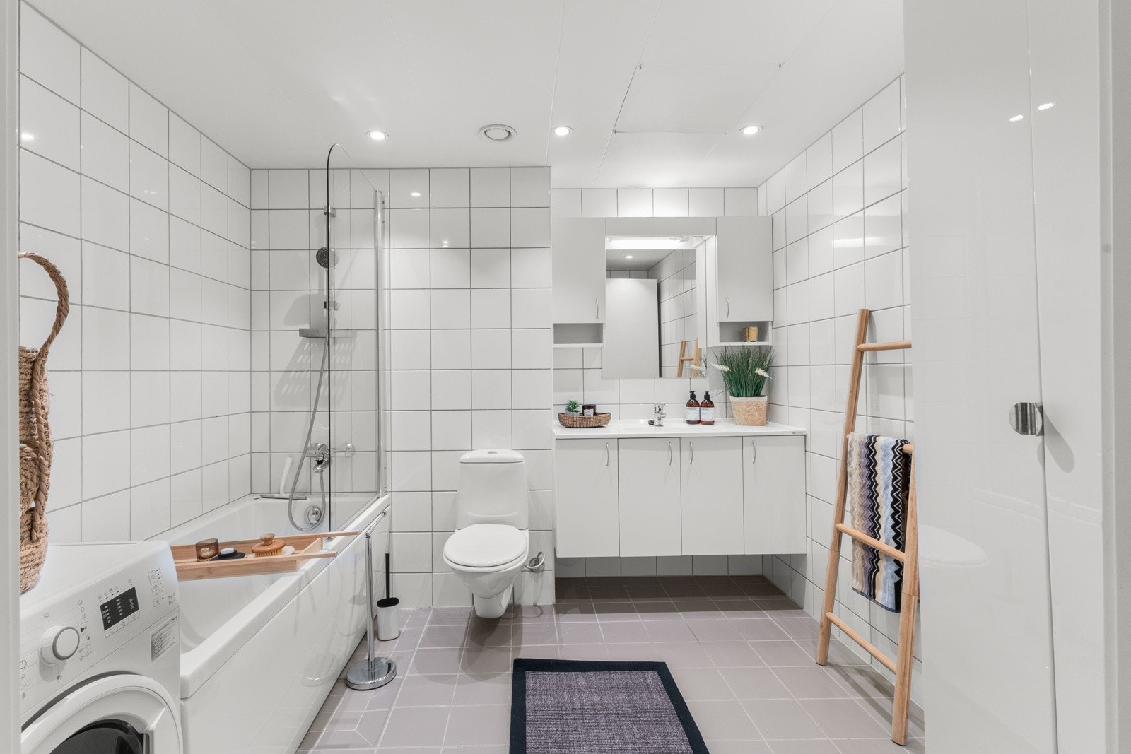 Hovedbad, med badekar. Fra soverommet har du tilgang til eget bad, det er forøvrig to bad i hjemmet. Galleribilde