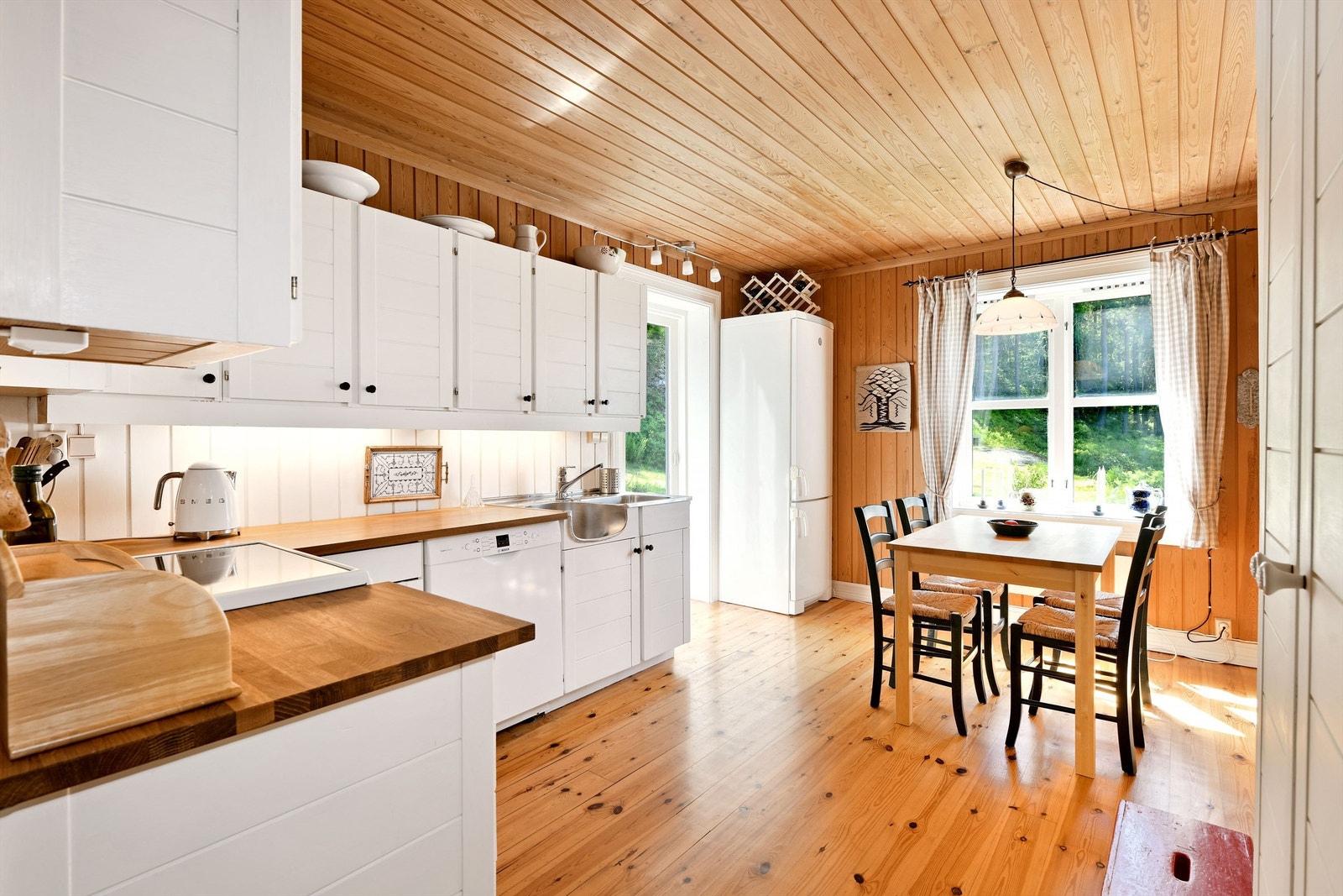 Kjøkken - godt med skap- og benkeplass - frittstående komfyr med keramisk platetopp, kjøl-/fryseskap og delvis integrert oppvaskmaskin følger - vindu orientert mot syd Galleribilde