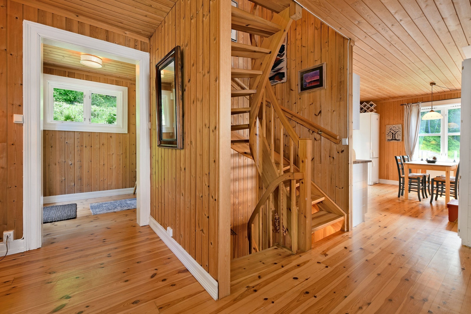 Gang i 1.etasje - adkomst fra entré - videre adkomst til stue, kjøkken og trapp Galleribilde