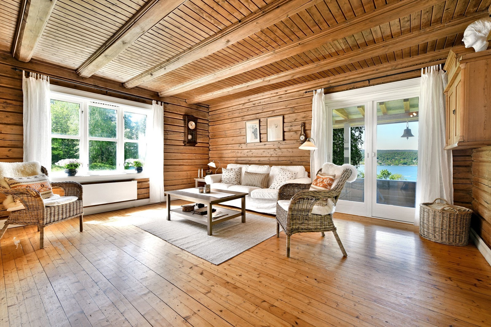 Peisstue - vindu orientert mot syd - utgang til solrik uteplass orientert mot vest Galleribilde