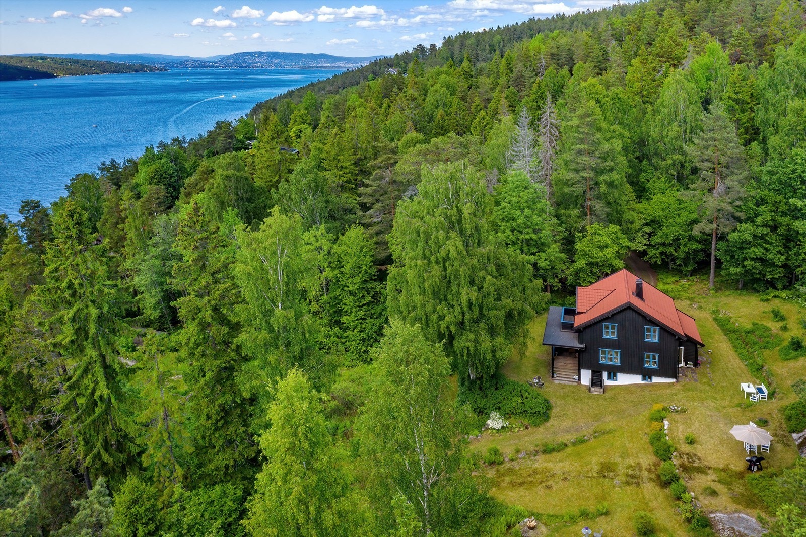 Kort tur til sjø med flere badeplasser - flotte turmuligheter med bl.a. en populær kyststi - ca 25 minutter med bil til Oslo sentrum Galleribilde