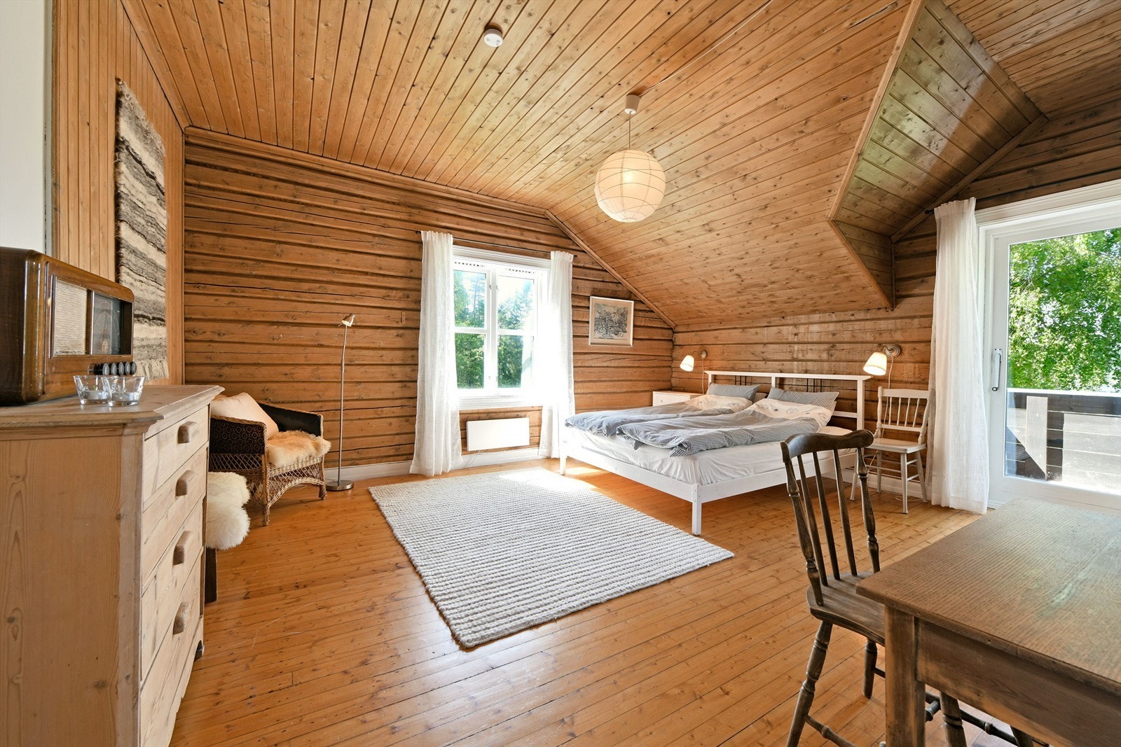 Soverom 1 - romslig hovedsoverom - god plass til dobbeltseng - vindu orientert mot syd - glassdør orientert mot vest med utgang til balkong med fjordutsikt Galleribilde