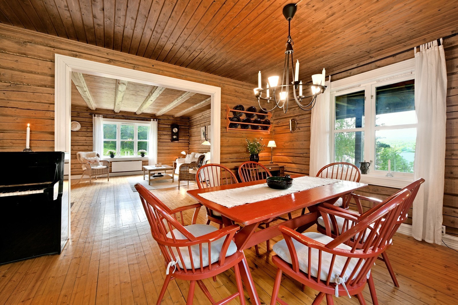 Stue - plass til stort spisebord - vindu orientert mot vest og nord Galleribilde