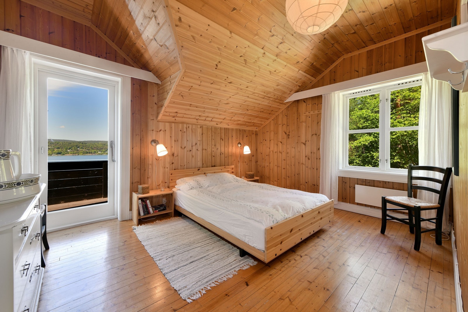 Soverom 2 - plass til dobbeltseng - glassdør orientert mot vest med utgang til balkong med fjordutsikt - vindu orientert mot nord Galleribilde