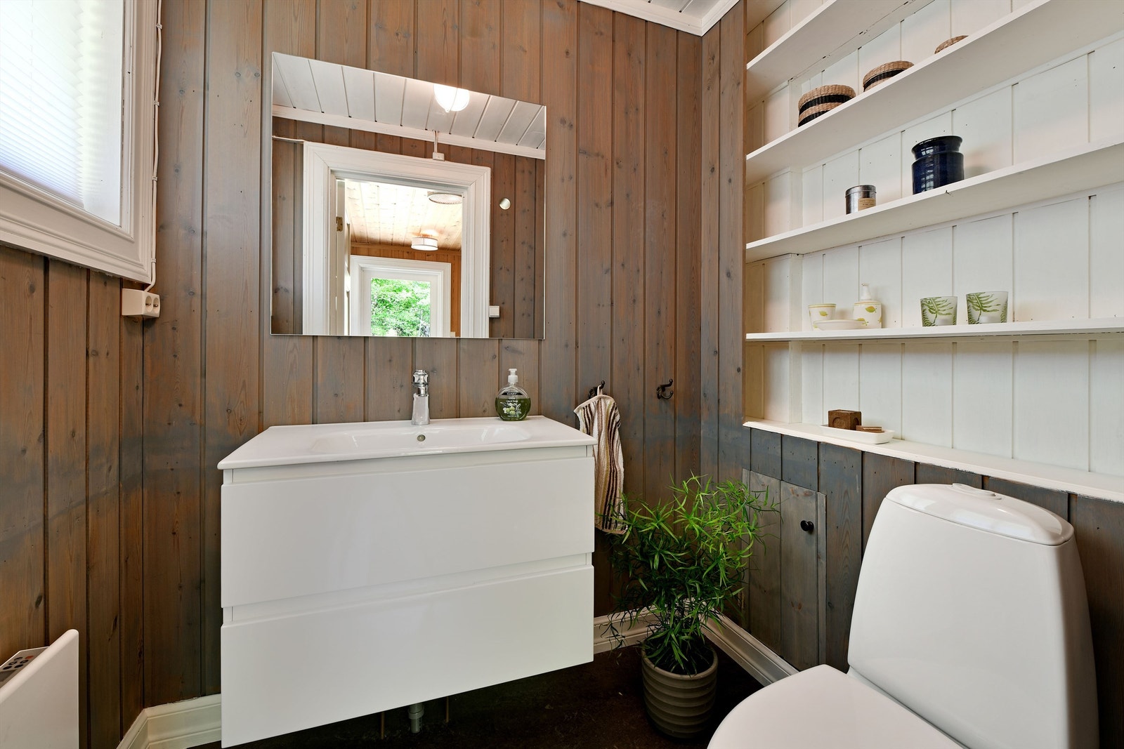 Separat wc i 1.etasje - baderomsinnredning (servant med underskap og speil) - toalett - varmeovn Galleribilde