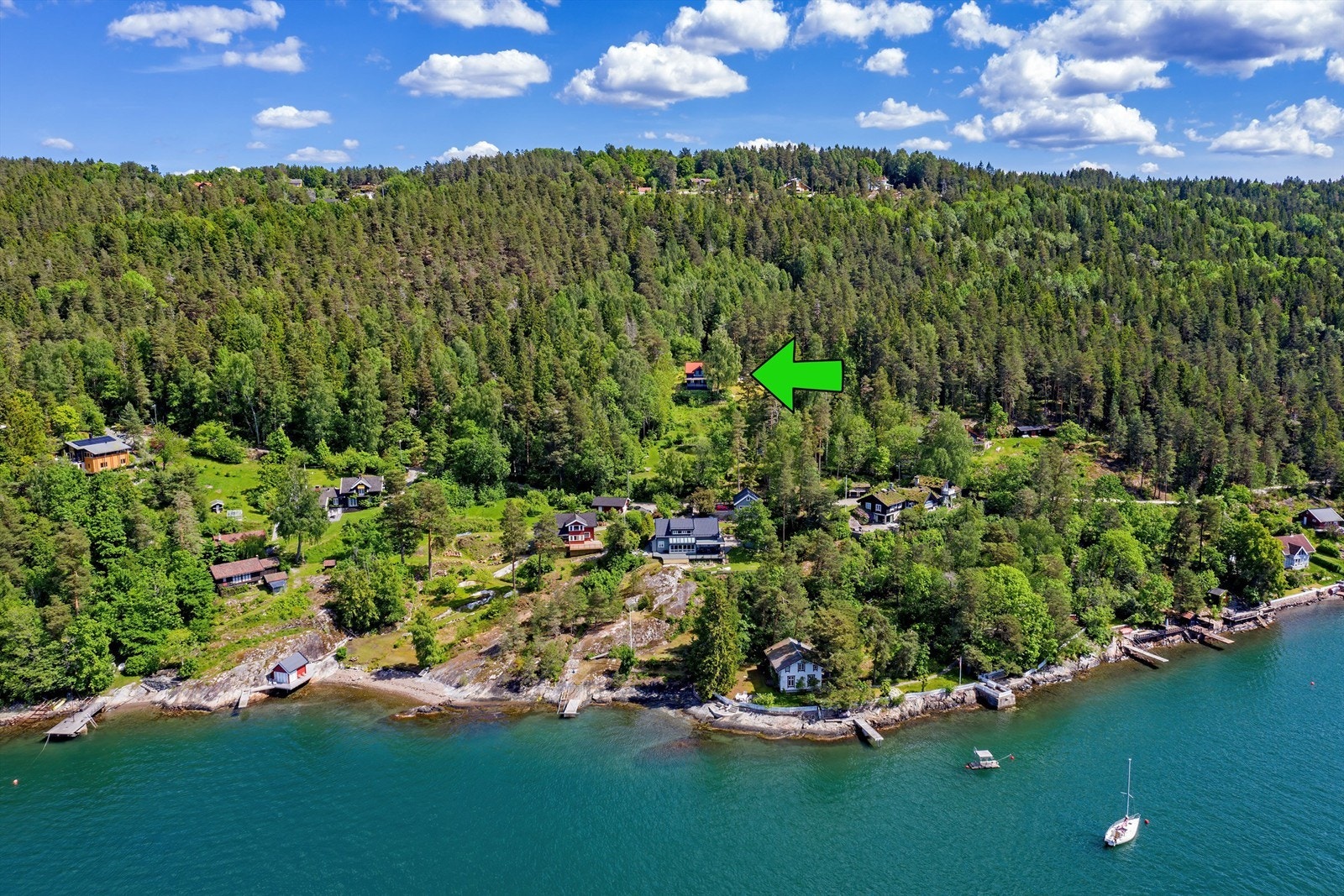 Høyt og fritt beliggende med flott utsyn - godt skjermet fra naboer Galleribilde