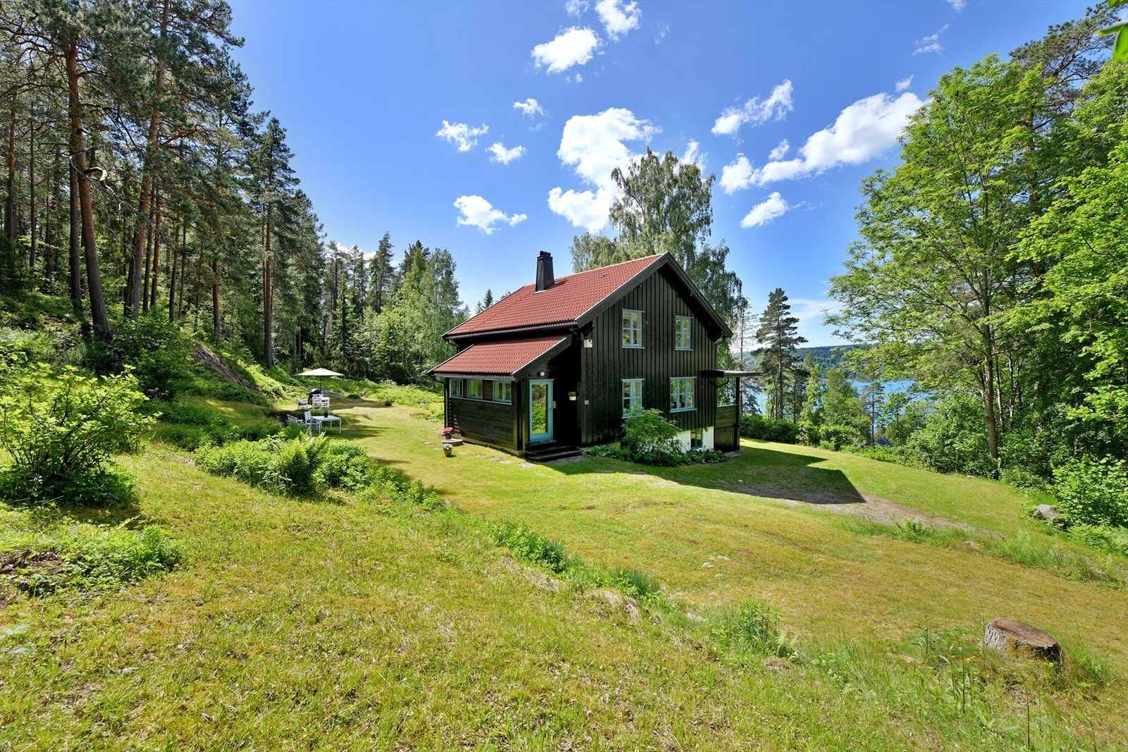 Velkommen til Linnekastveien 15 - fritidsbolig (tidligere benyttet som helårsbolig) på 224 kvm i bruksareal - stor tomt på nesten 6 mål Galleribilde