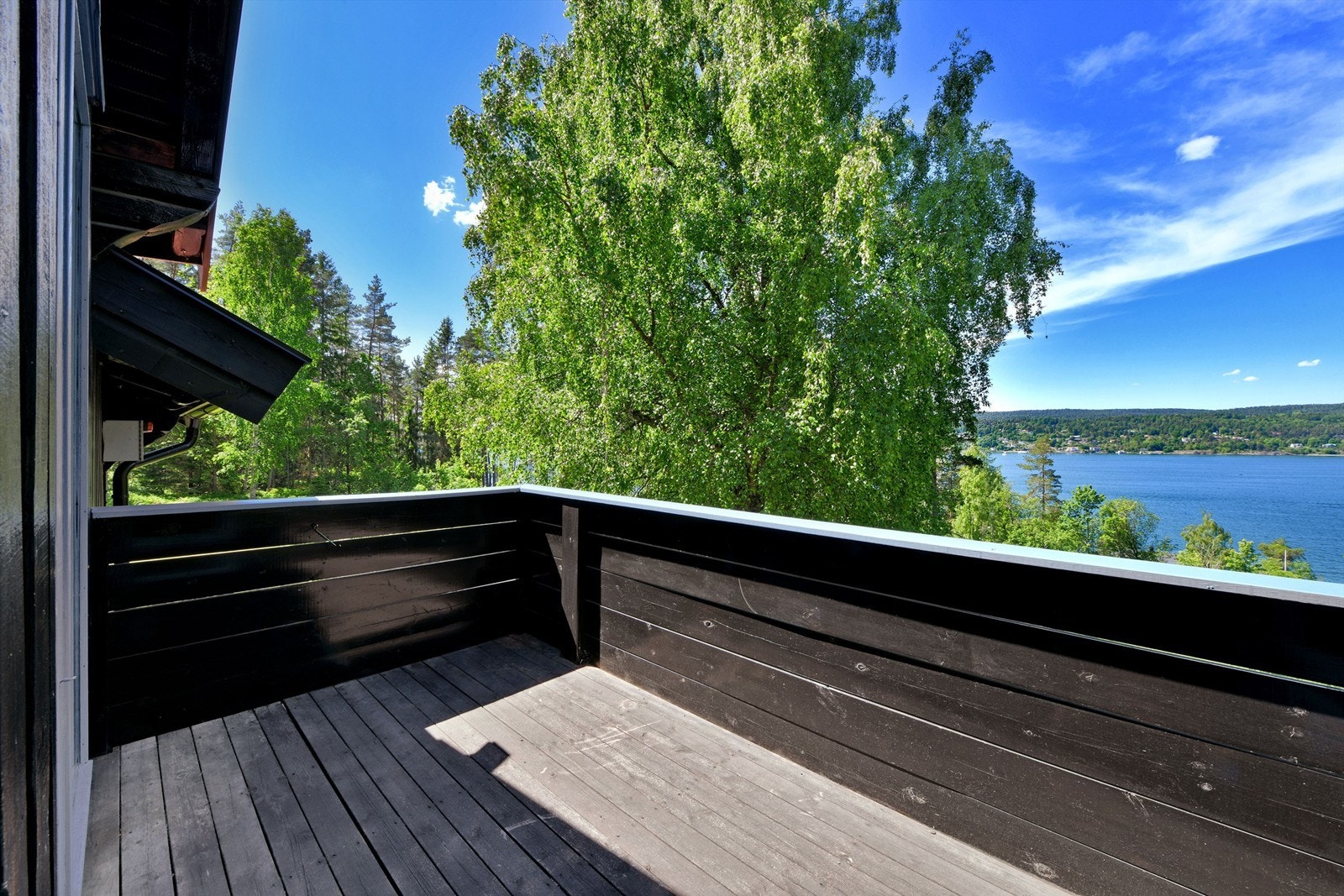 Balkong med adkomst fra soverom 1 og soverom 2 - høyt og fritt beliggende med fantastisk utsikt mot Bunnefjorden Galleribilde