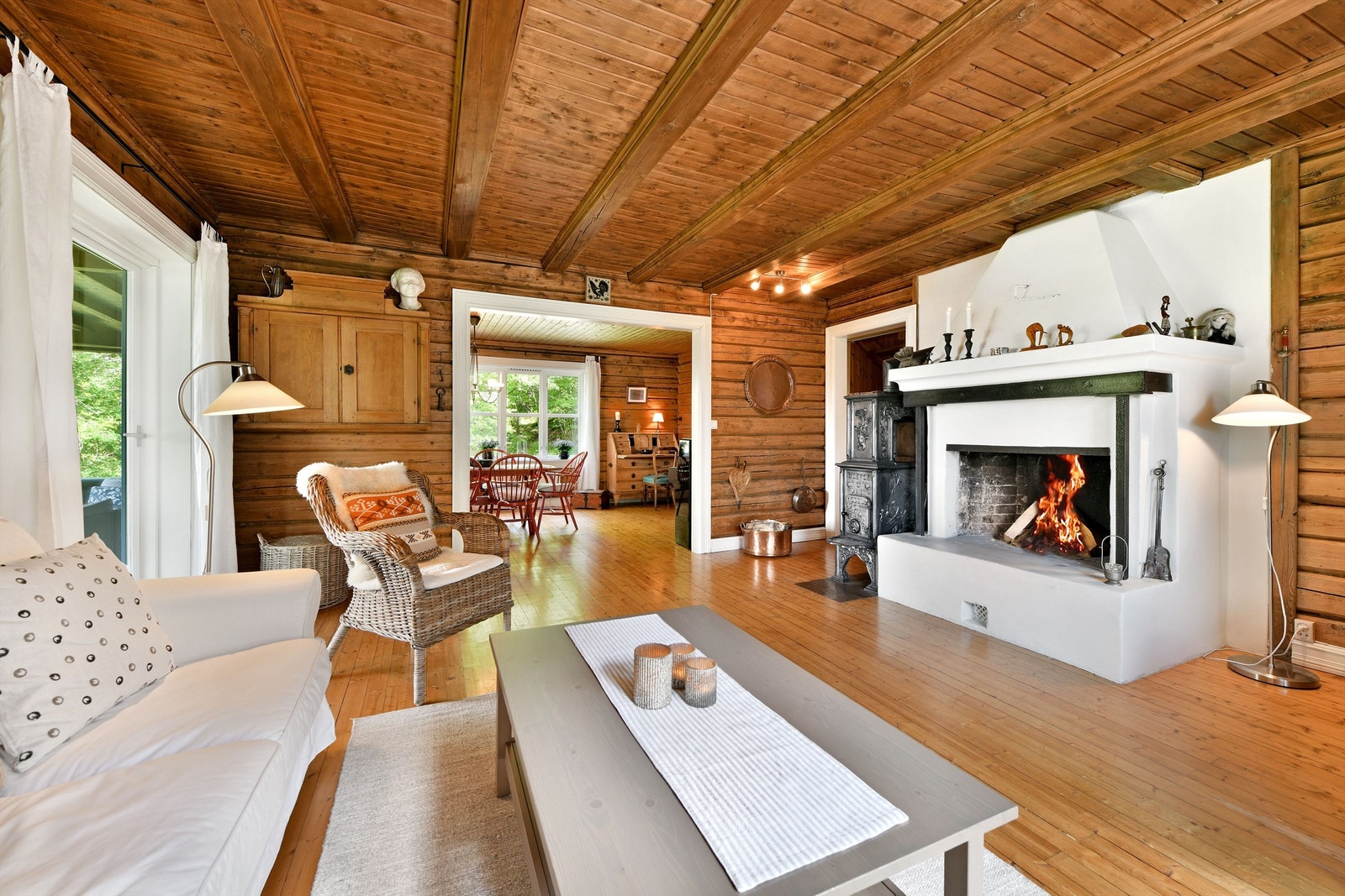 Peisstue - romslig rom - åpen plan mellom peisstue og stue - utgang til solrik uteplass Galleribilde