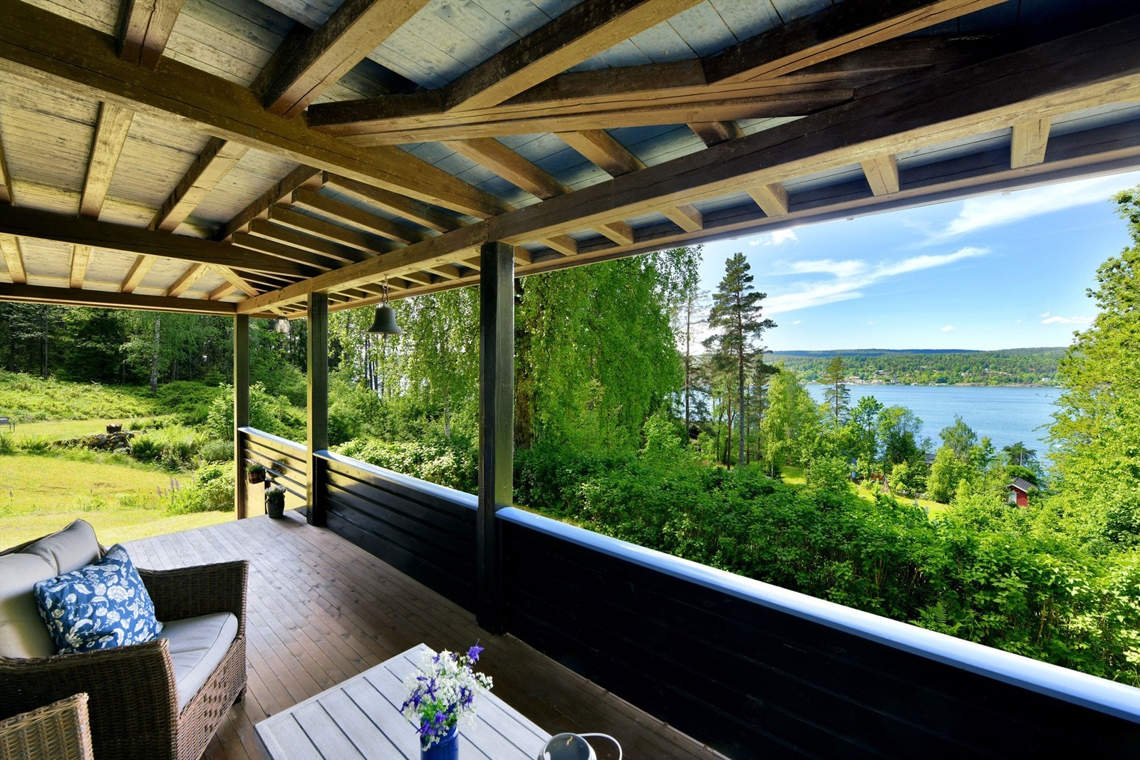 Uteplass med adkomst fra peisstue - flott utsikt mot Bunnefjorden - overbygget uteplass med videre adkomst til hage Galleribilde