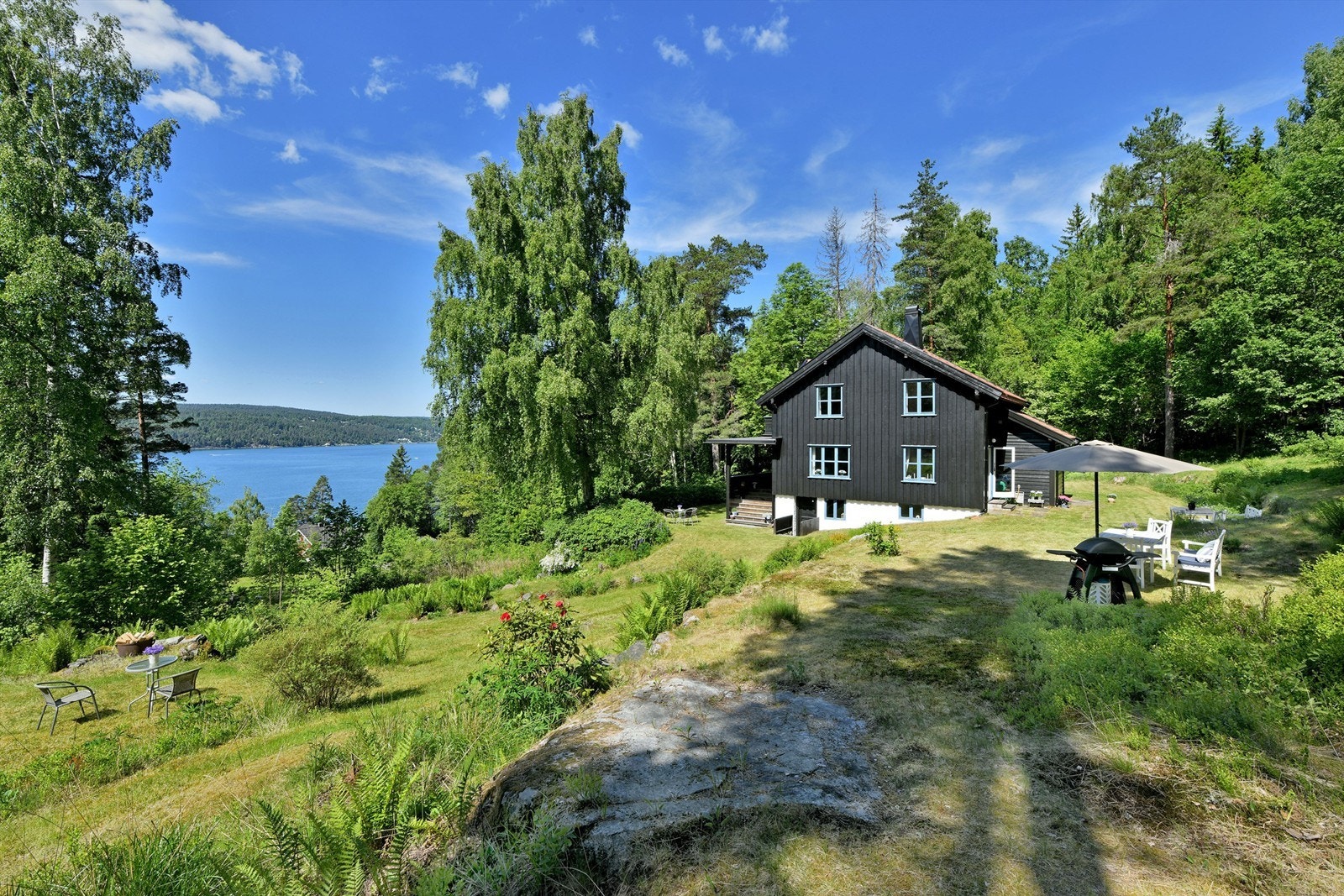 Stor eiendom på nesten 6 mål - usjenert beliggende skjermet for naboer - yttertak fra 2016 Galleribilde