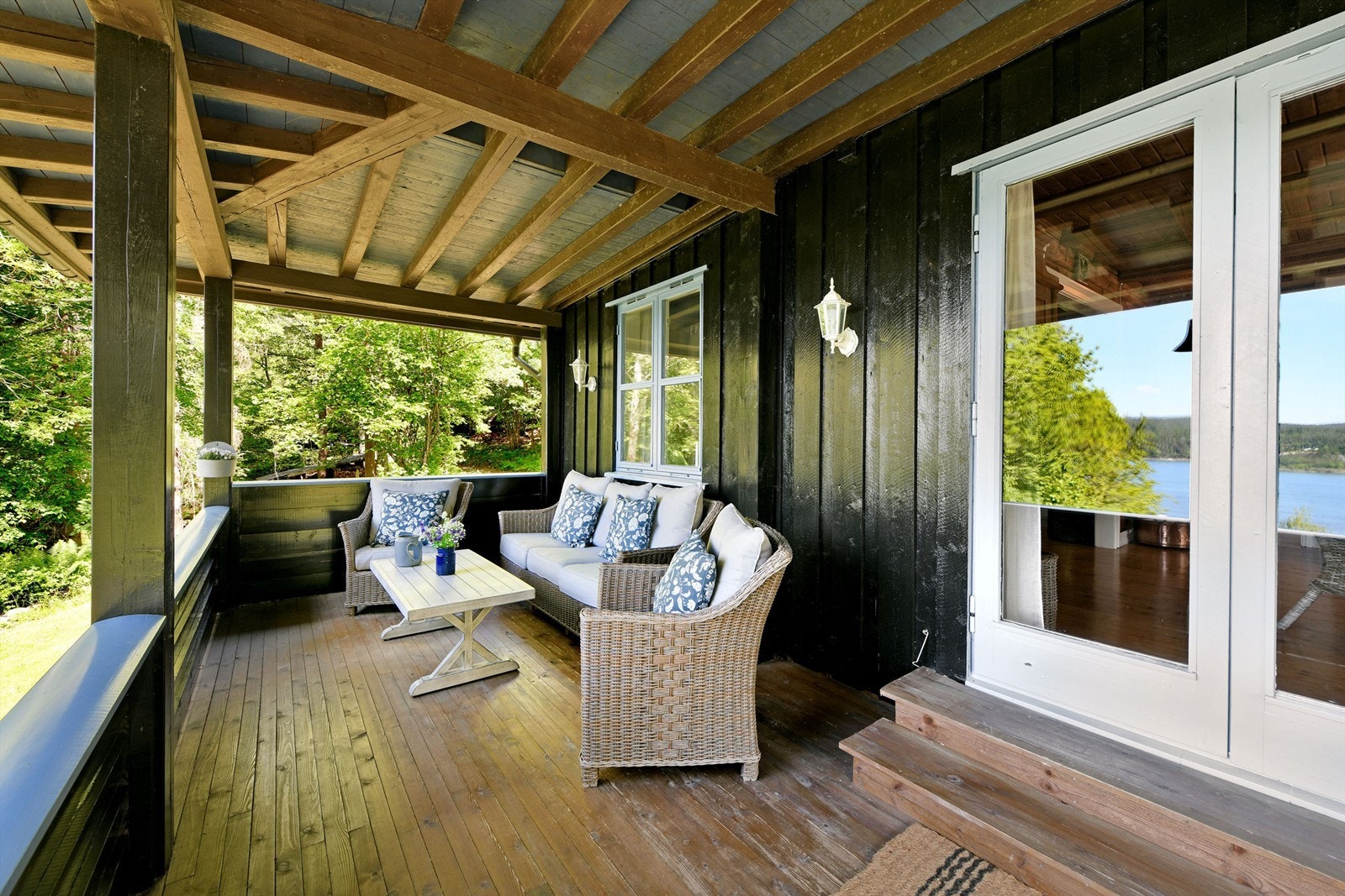 Uteplass med adkomst fra peisstue Galleribilde