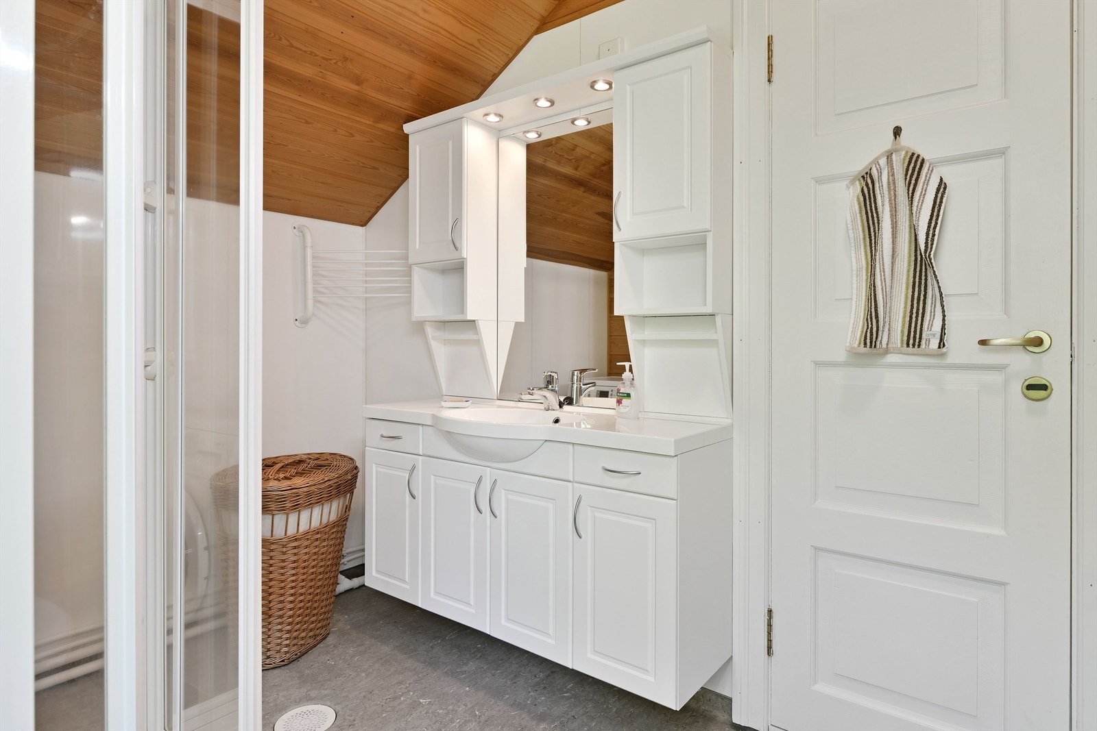 Bad i 2.etasje - vinylbelegg på gulv - varmeovn - dusjkabinett (fra 2008) - toalett (fra 2008) - baderomsinnredning - opplegg til vaskemaskin Galleribilde