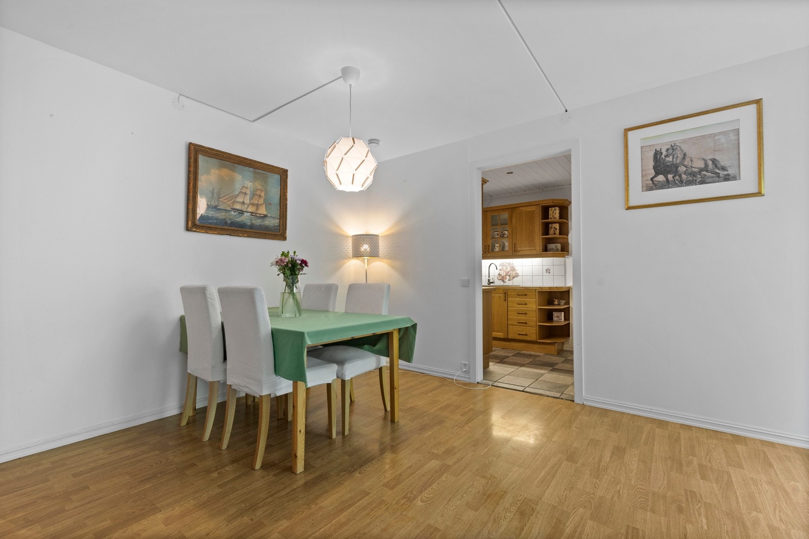 Fra stuen er det åpning inn til kjøkkenet og ut mot entreen Galleribilde