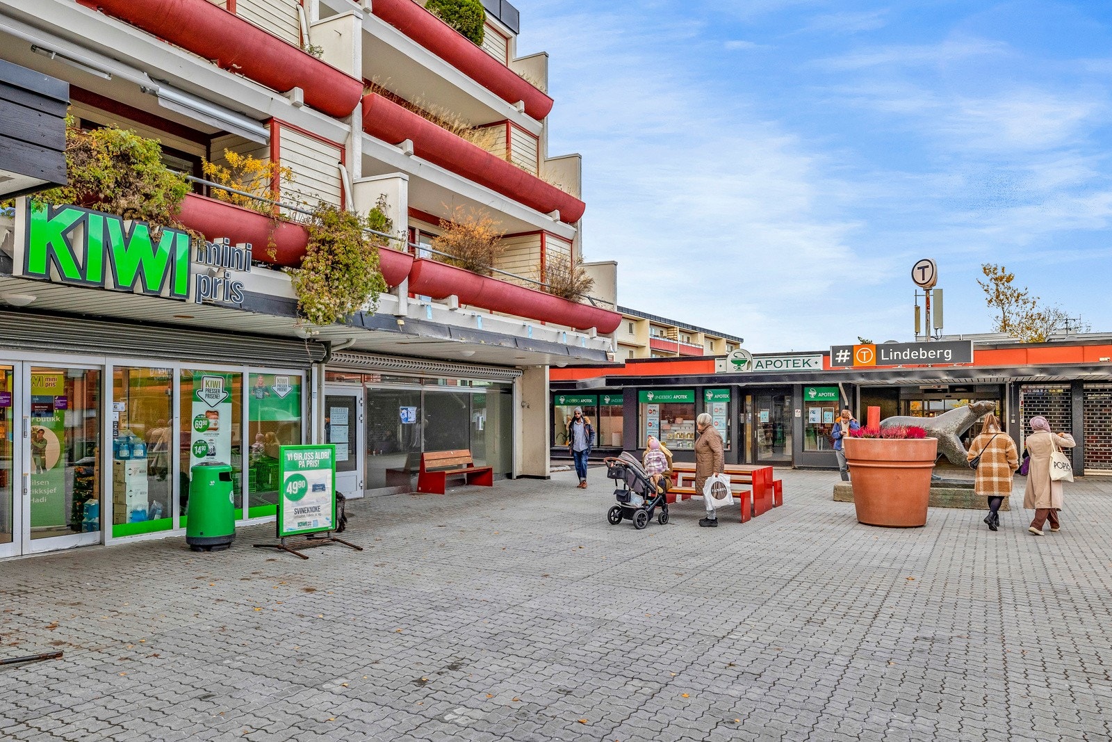 T-banestasjon og Kiwi på Lindeberg senter Galleribilde
