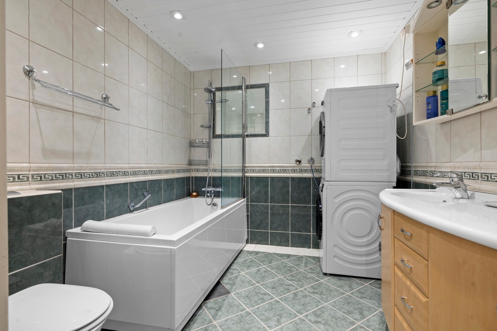 Pent flislagt bad med badekar Galleribilde