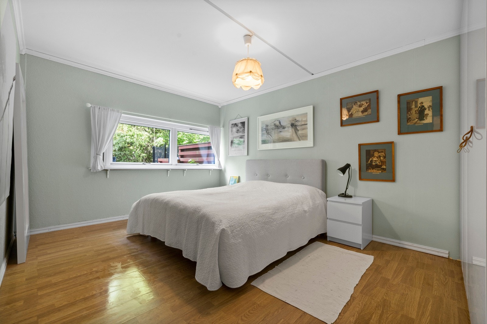 Leiligheten har et romslig hovedsoverom med god plass til både dobbeltseng, kommode og/eller annet møblement Galleribilde