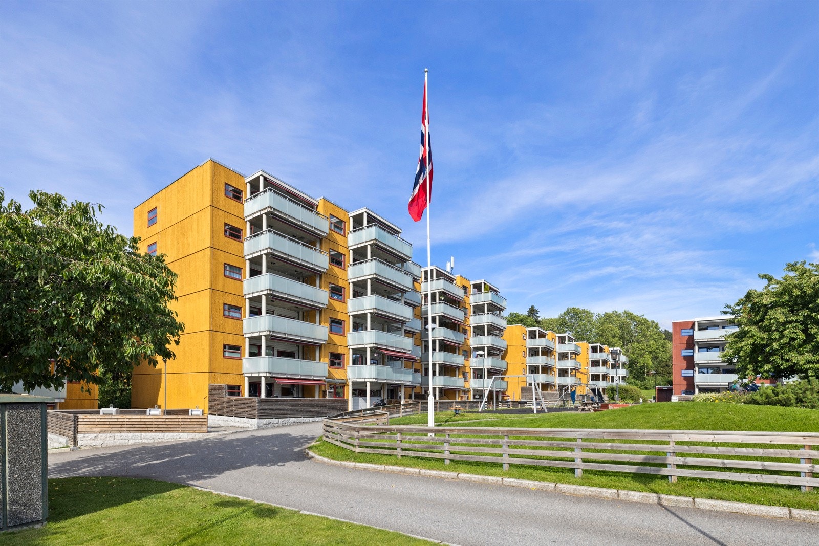 Leiligheten ligger i et barnevennlig boligområde på Lindeberg Galleribilde