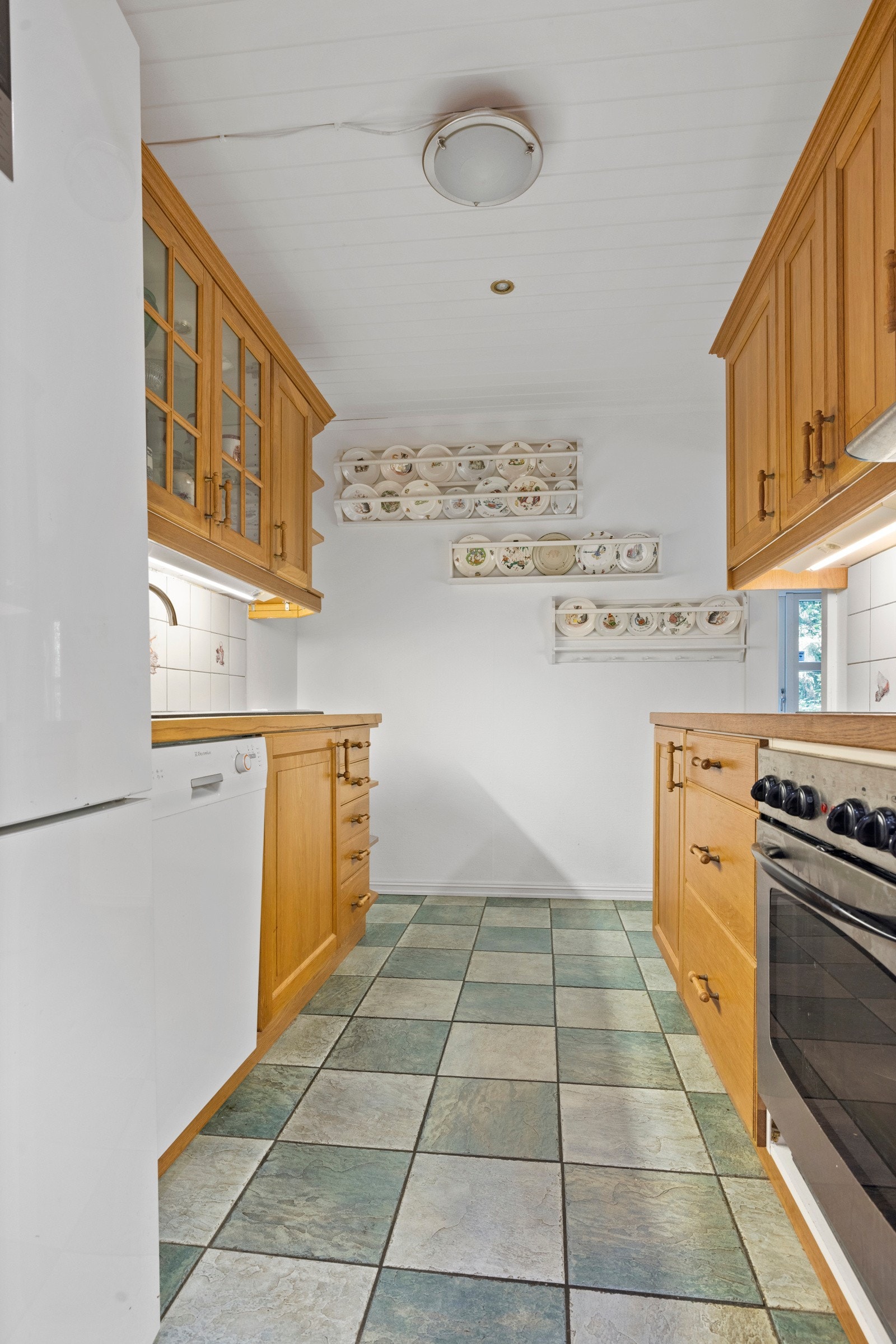 I tillegg har kjøkkenet opplegg for oppvaskmaskin og plass til kjøle/fryseskap Galleribilde