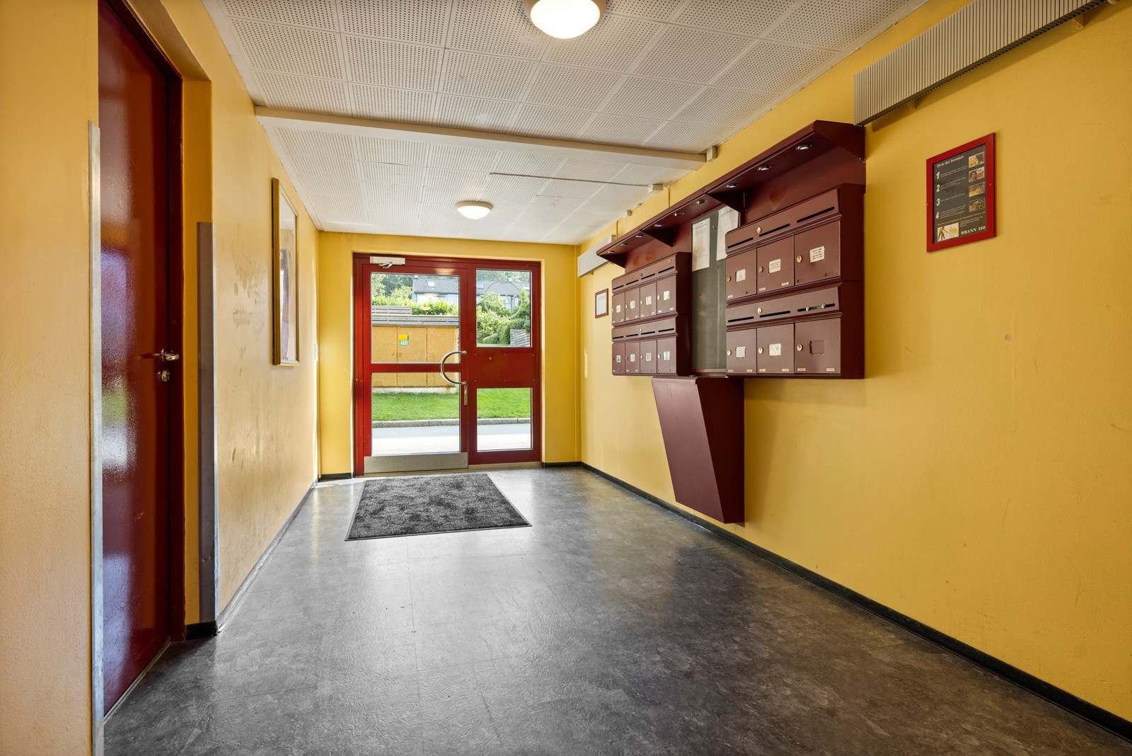 Bygningen har felles oppgang med innvendige postkasser Galleribilde